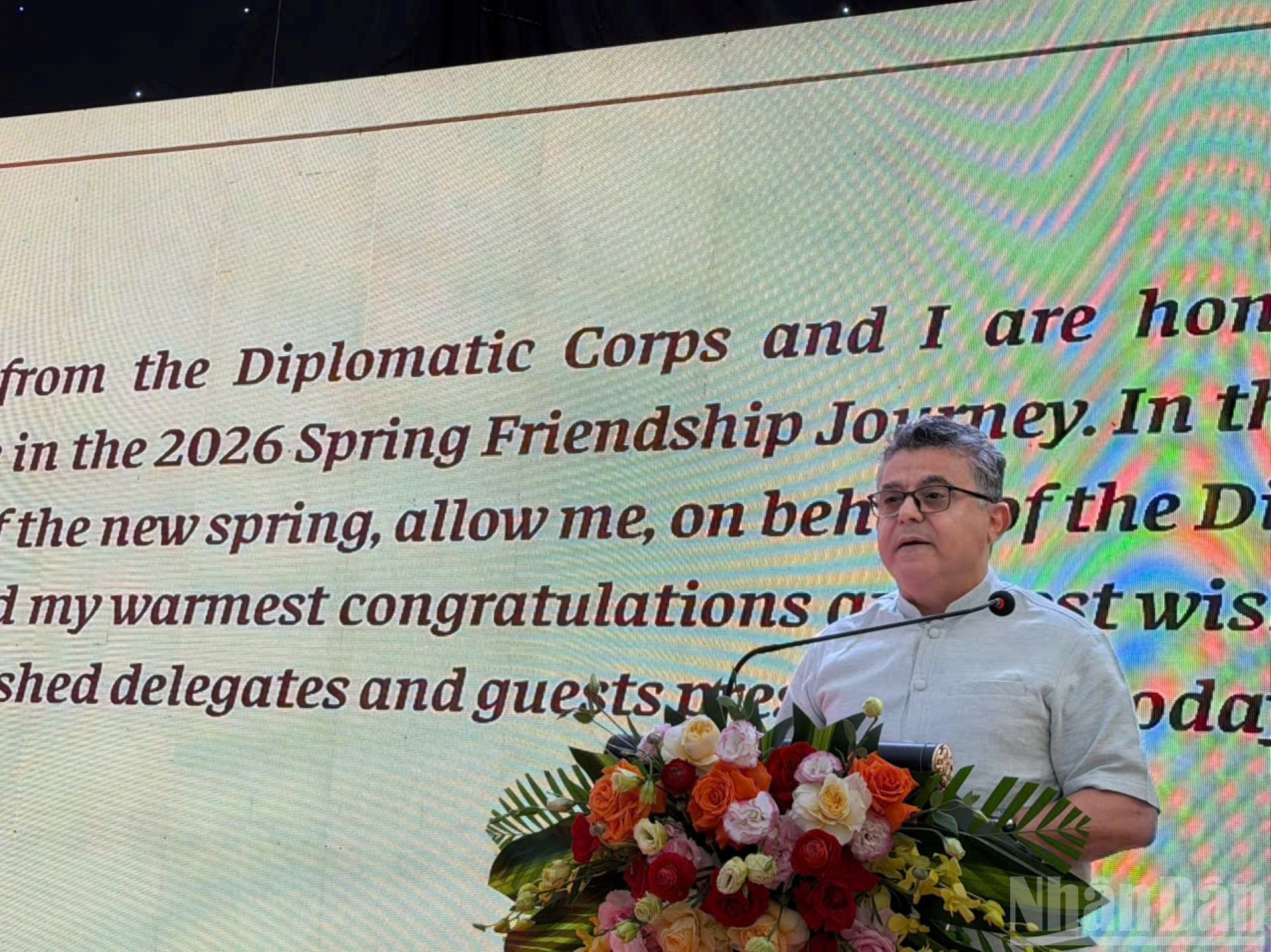 El embajador de Palestina en Vietnam, Saadi Salama, decano del cuerpo diplomático en Vietnam, habla en el evento.