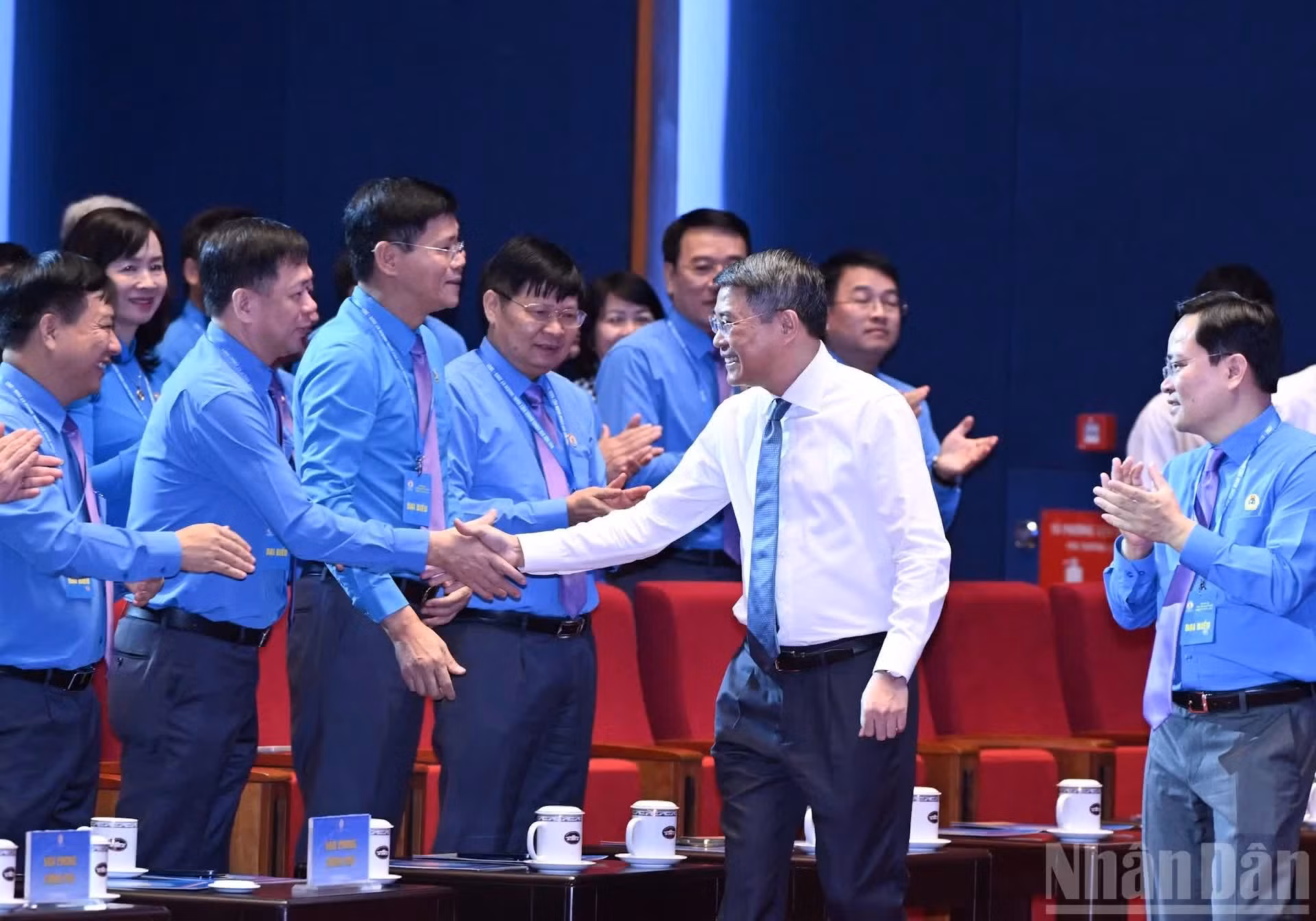 El primer ministro de Vietnam, Le Minh Hung, asiste al encuentro con delegados del XIV Congreso del Sindicato de Vietnam.