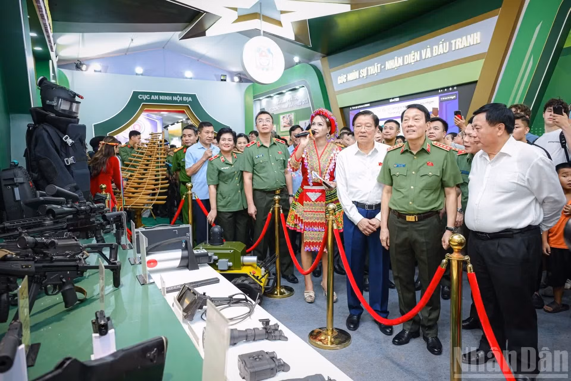 Los dirigentes visitan el espacio expositivo del Departamento de Seguridad Interior.
