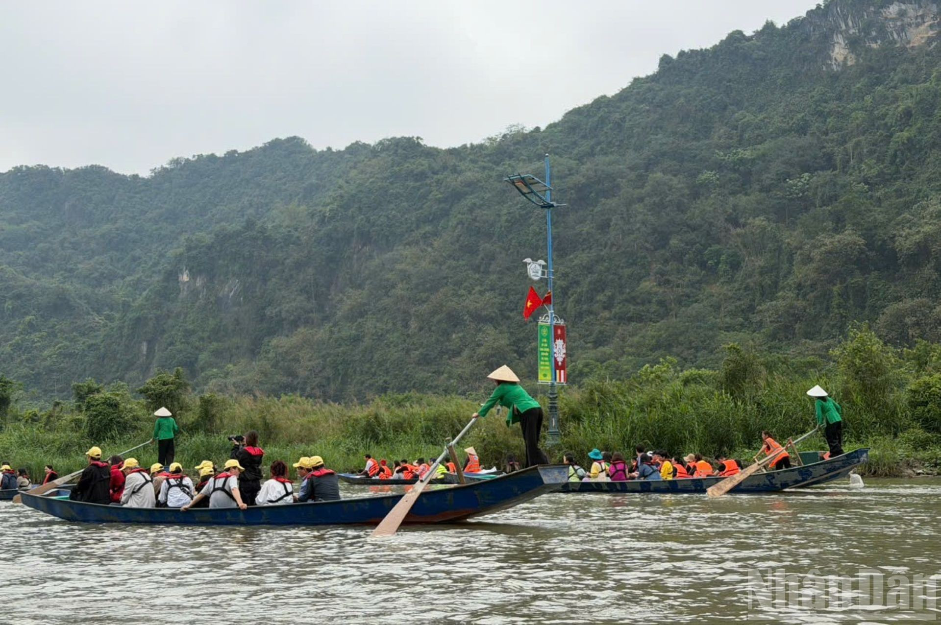 El recorrido se realiza en pequeñas embarcaciones a lo largo del arroyo Yen.