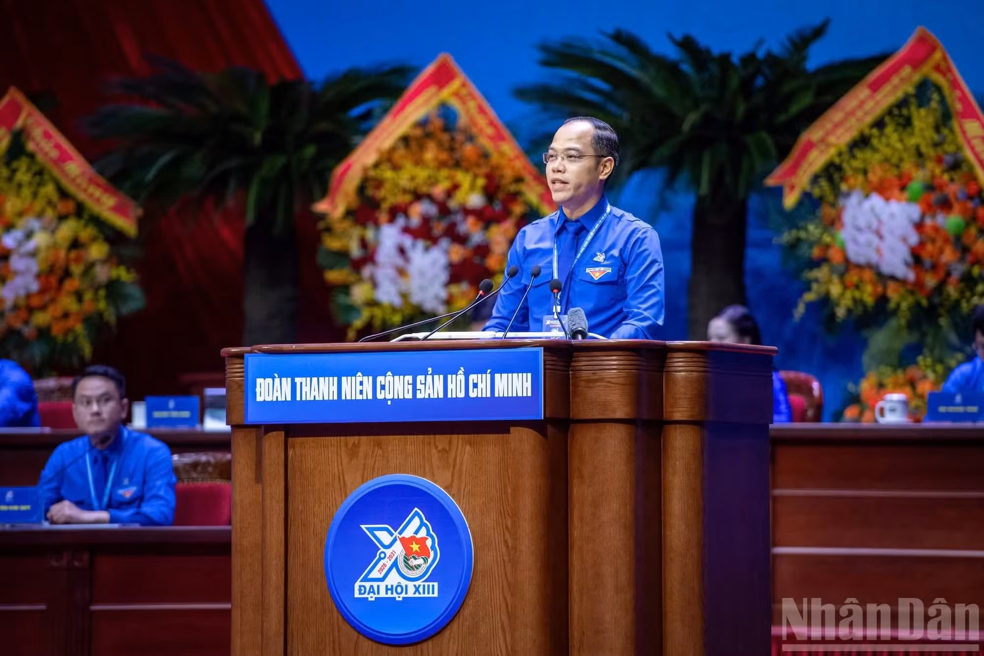 El secretario del Comité de la Unión de Jóvenes Comunistas Ho Chi Minh de Hanói, Nguyen Tien Hung, presenta la ponencia titulada: "Promover el papel de la Unión en la formación de los ideales revolucionarios, la moral y el estilo de vida cultural de sus miembros y de la juventud en la nueva era".