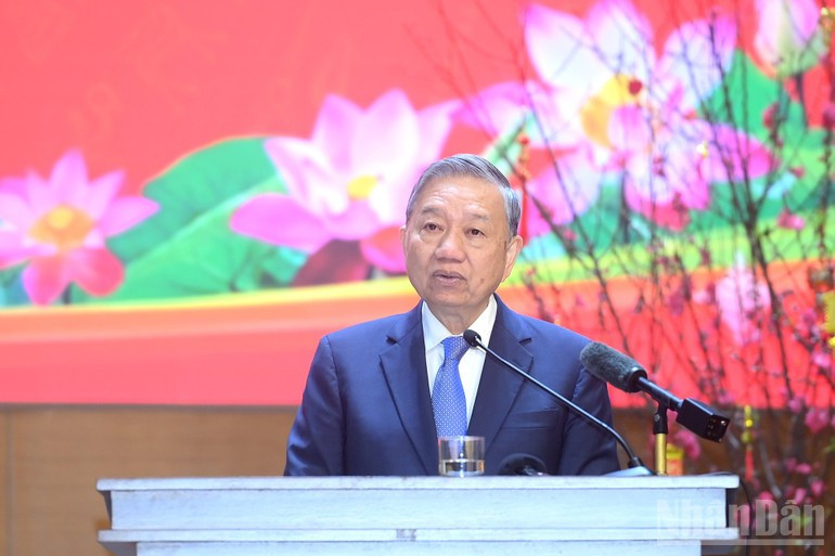 To Lam pronuncia un discurso de felicitación por el Tet a los cuadros y combatientes de la Agencia de Seguridad e Investigación del Ministerio de Seguridad Pública.