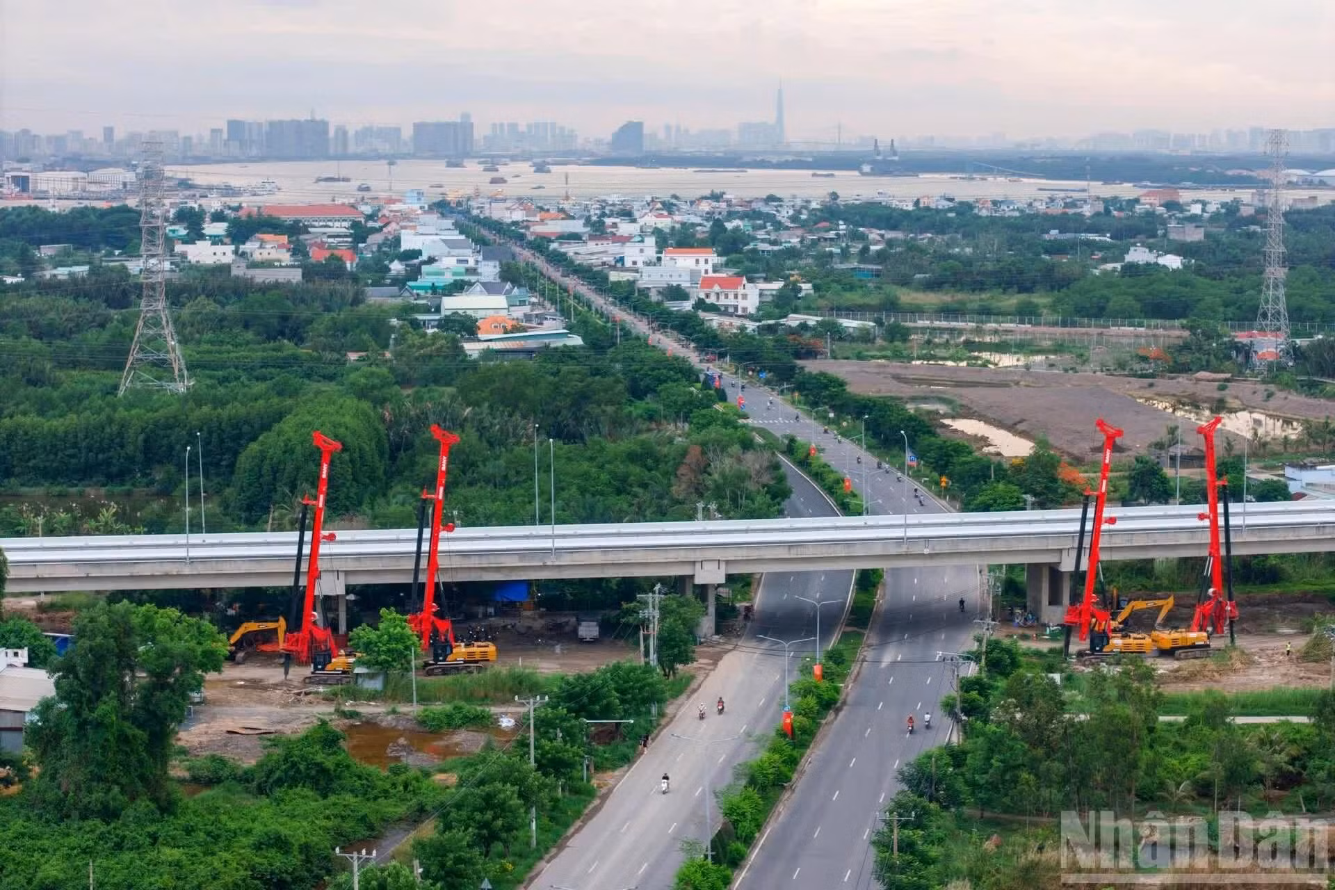 La vía atravesará las zonas de los antiguos distritos 6, 8 y Binh Chanh, que actualmente pertenecen a los barrios de Binh Tien, Phu Dinh y Binh Dong, así como a la comuna de Binh Hung. Una vez concluida, creará un eje de conexión entre el centro de Ciudad Ho Chi Minh, la zona sur y las provincias del oeste del país, lo que aliviará la presión sobre las actuales vías de comunicación.
