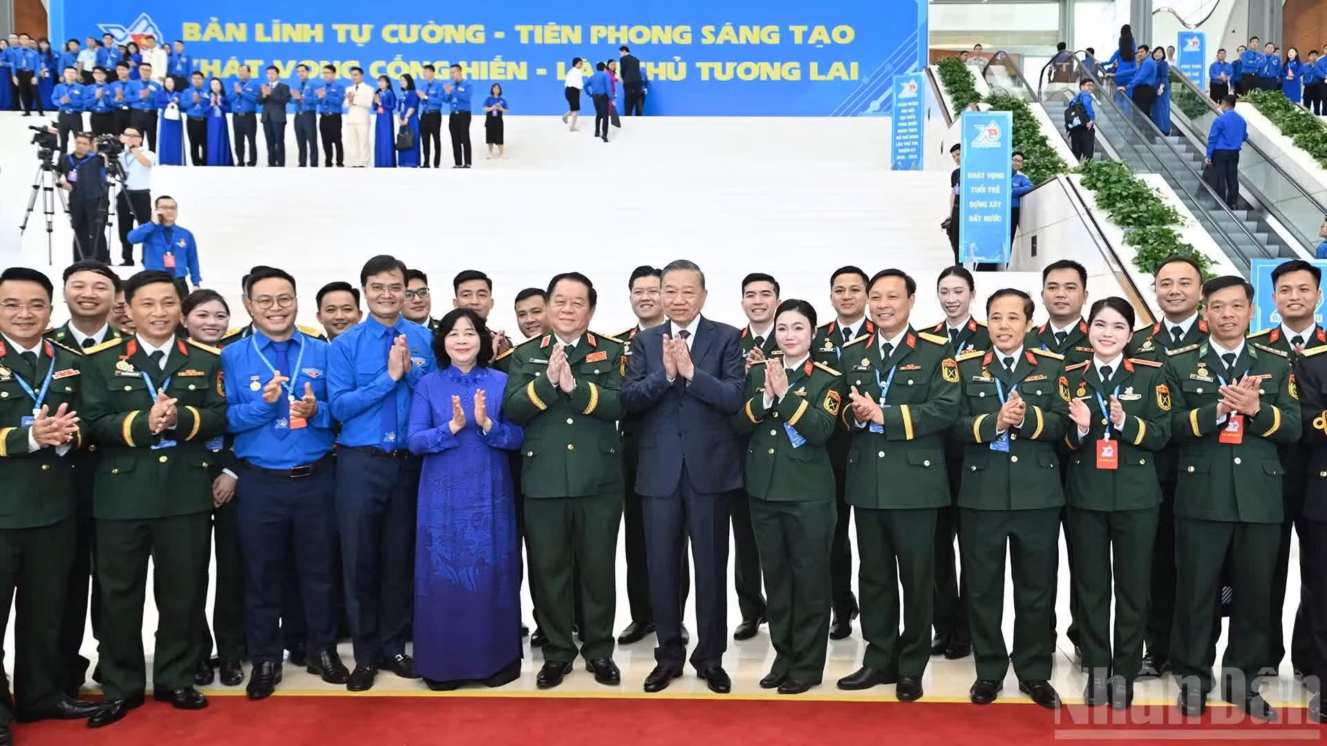 El secretario general del Partido Comunista y presidente de Vietnam, To Lam, junto con otros dirigentes actuales y antiguos del Partido y del Estado, se toma una foto con la delegación de jóvenes del Ejército durante la sesión inaugural.