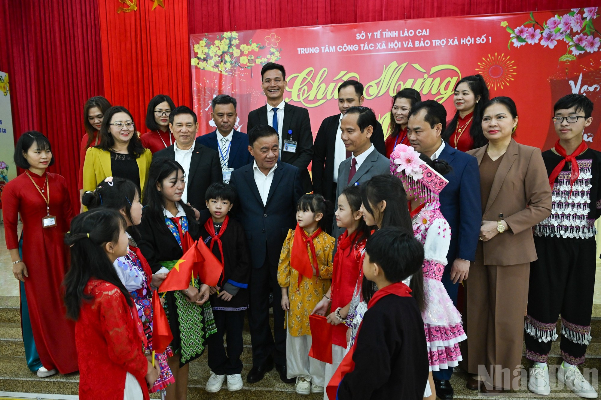Tran Cam Tu entrega obsequios con motivo del Tet al Centro de Trabajo Social y Protección Social No. 1 de la provincia de Lao Cai.