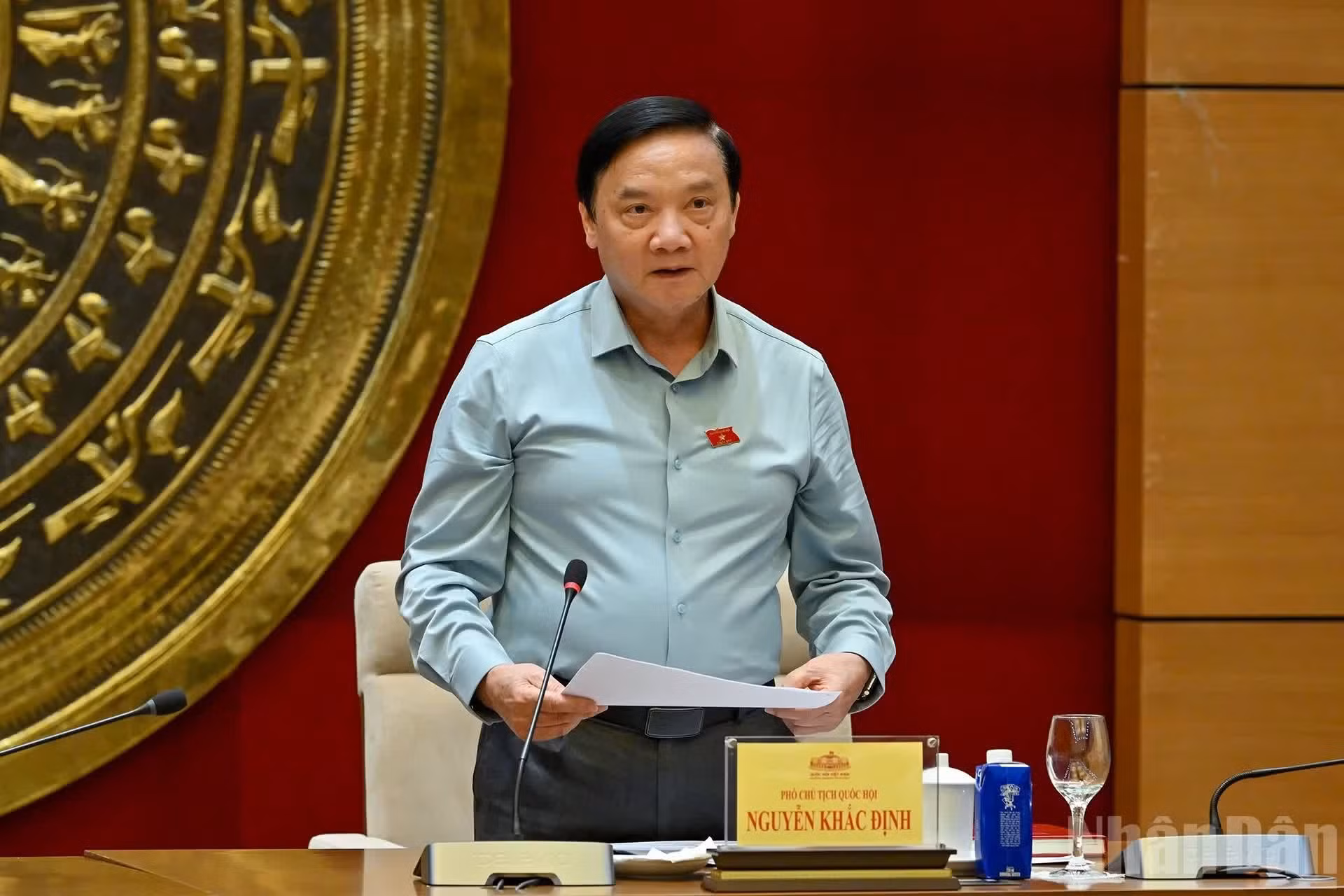 El vicepresidente de la ANV, Nguyen Khac Dinh, dirige la reunión.