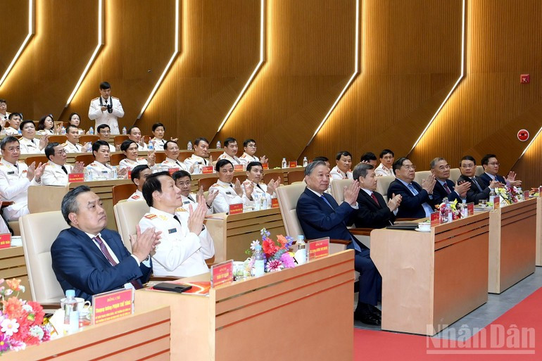 El líder partidista, junto a dirigentes del Partido y del Estado en el evento.