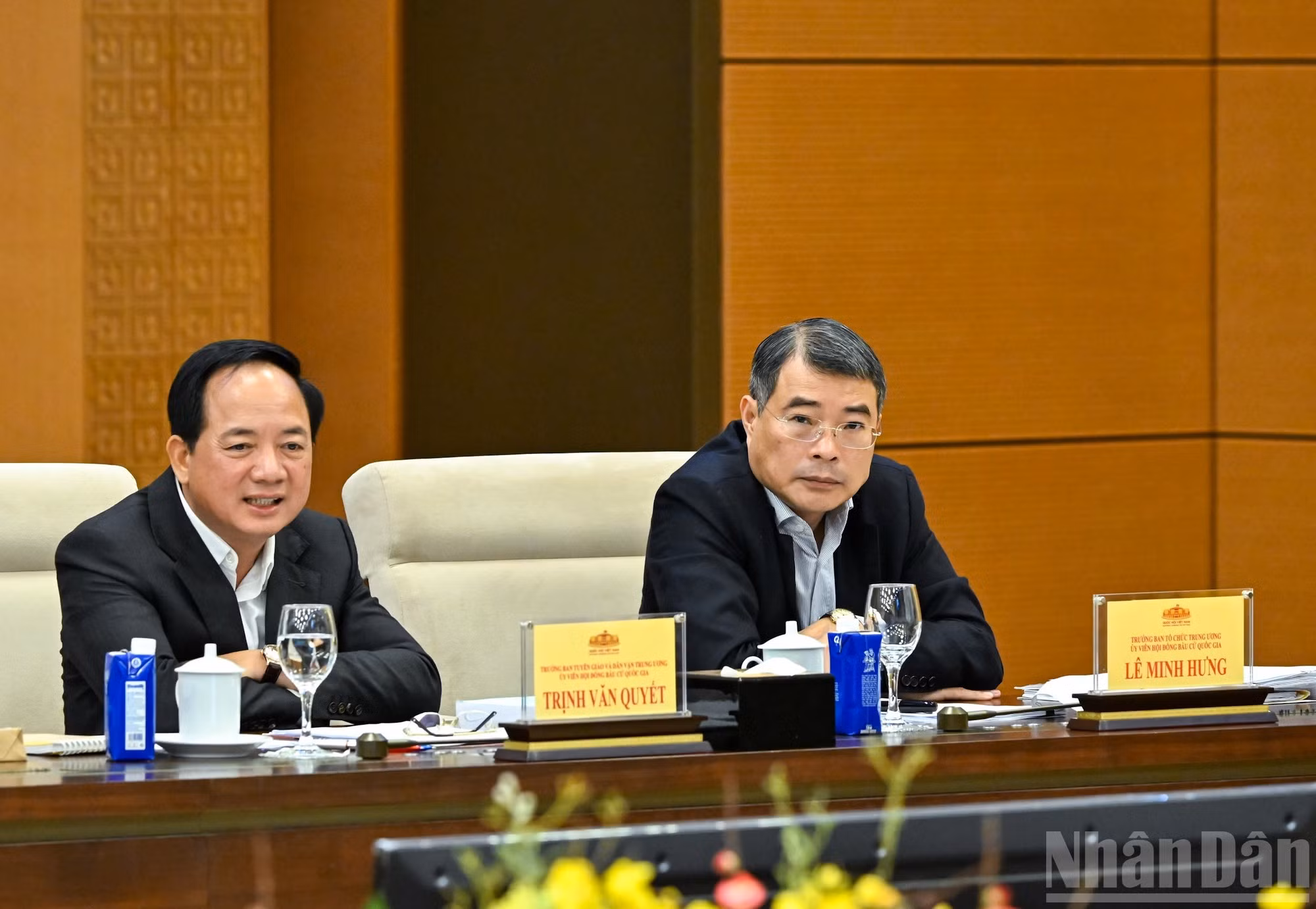 El jefe de la Comisión de Organización del Comité Central del PCV, Le Minh Hung, y el jefe de la Comisión de Propaganda y Movilización de Masas del Comité Central del PCV, Trinh Van Quyet, asisten a la conferencia. (Foto: Duy Linh)