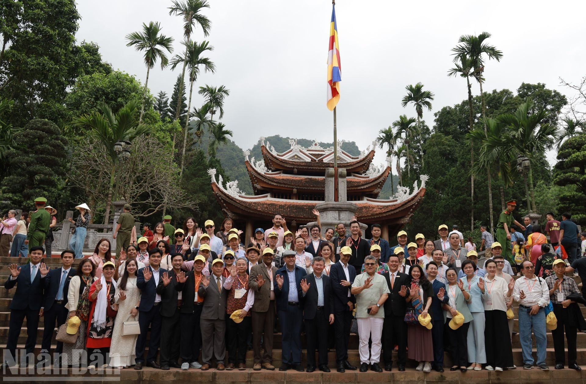 Los delegados se fotografían en la pagoda Thien Tru, uno de los sitios más importantes del conjunto paisajístico de Huong Son.