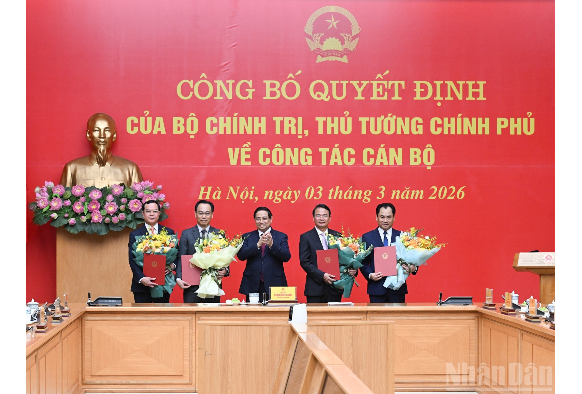 El primer ministro Pham Minh Chinh entrega las decisiones y felicita a los funcionarios nombrados.
