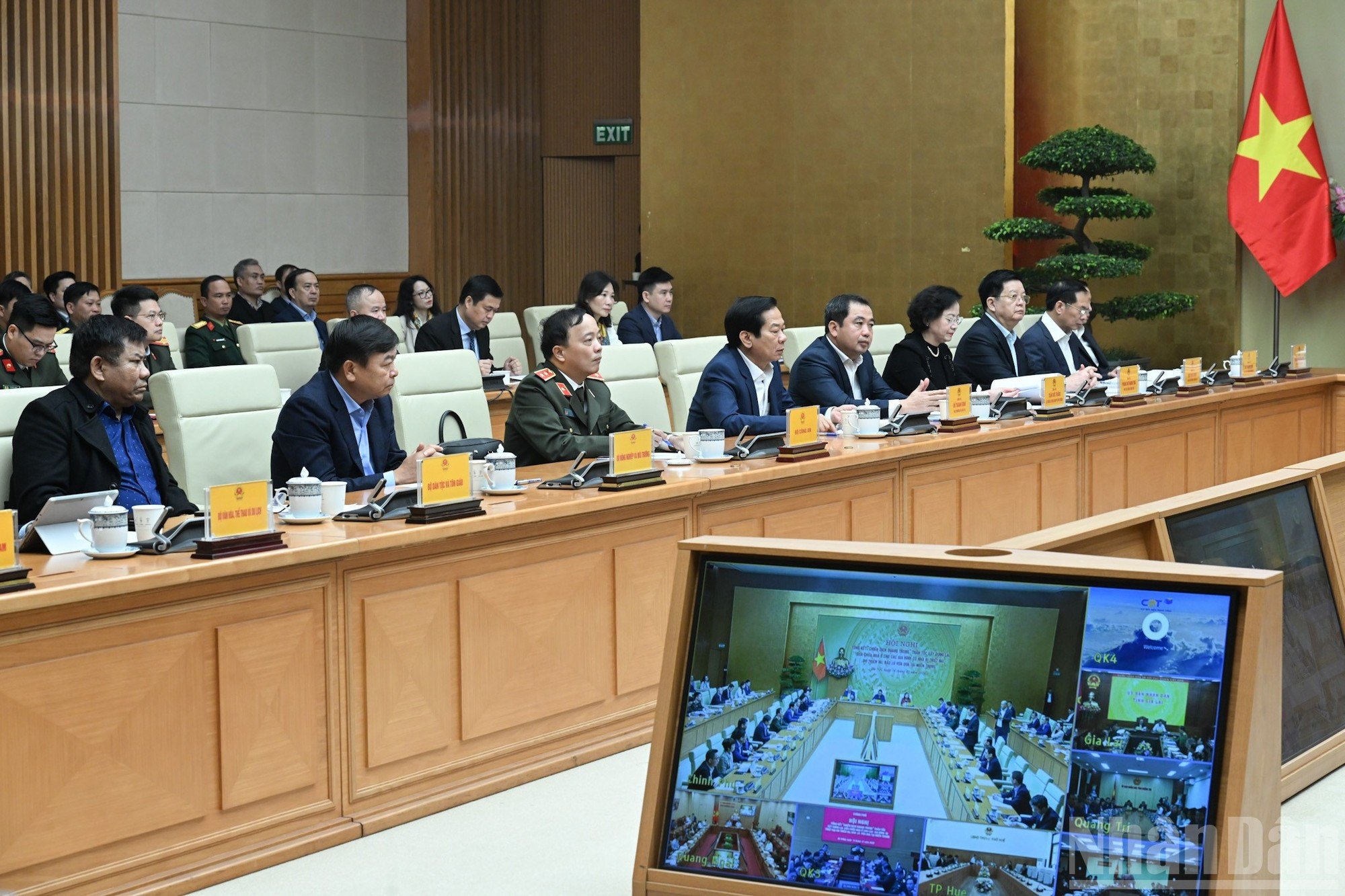 Los viceprimeros ministros y representantes de los ministerios y sectores centrales en la conferencia.