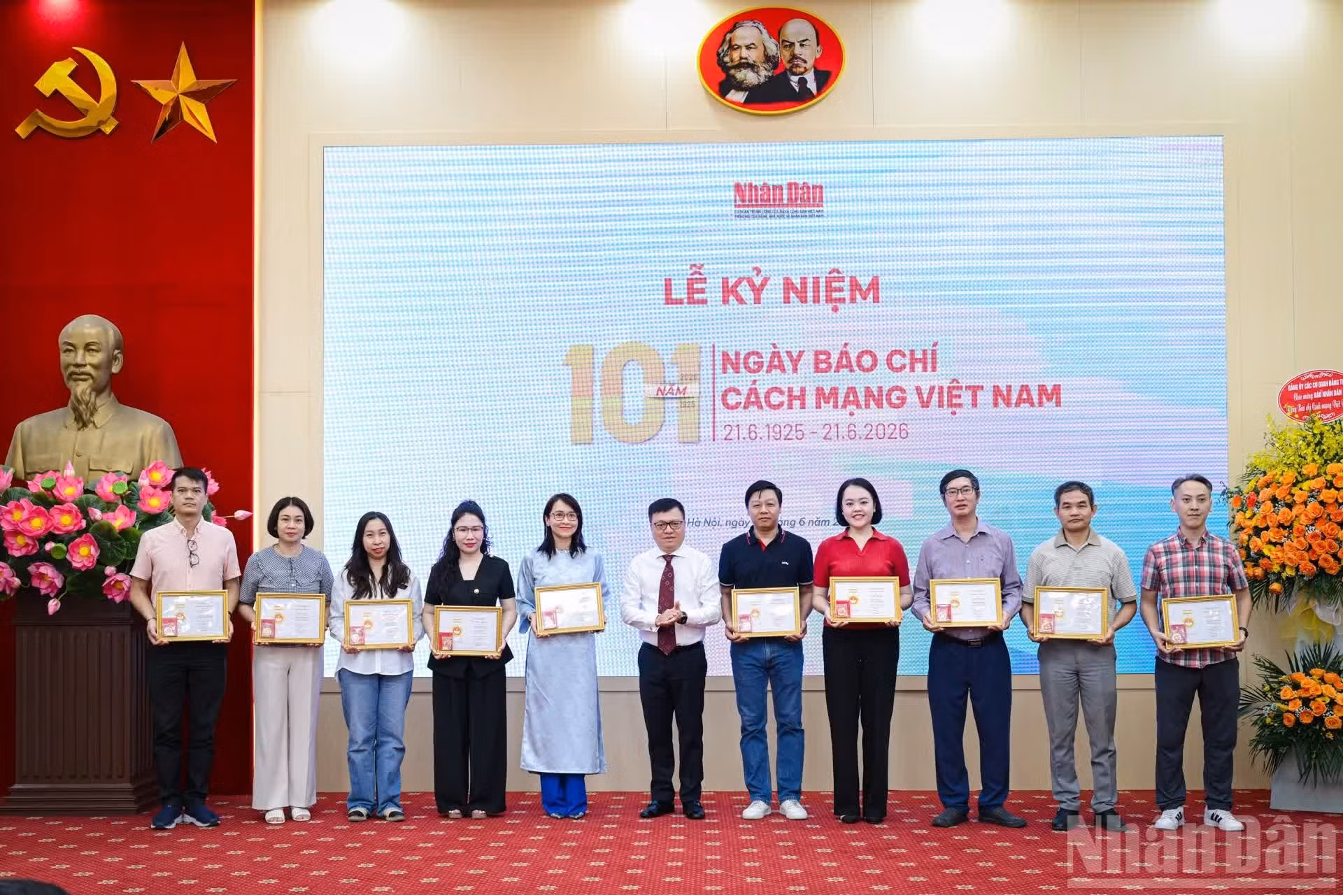 Le Quoc Minh entrega la Medalla Conmemorativa “Por la Causa del Periodismo de Vietnam” a miembros de la Asociación de Periodistas del periódico Nhan Dan.