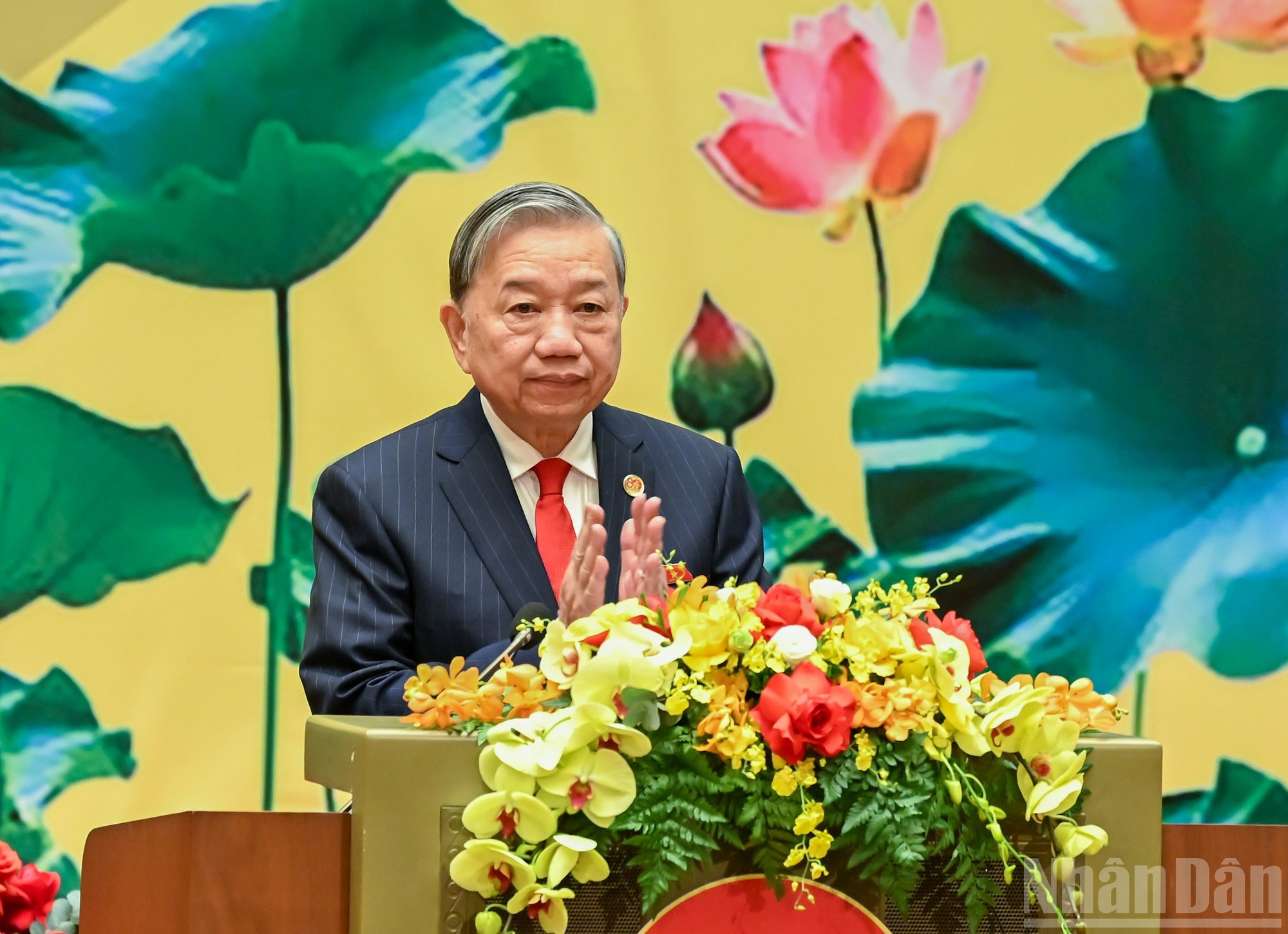 El secretario general del PCV, To Lam, pronuncia un discurso en la cita.