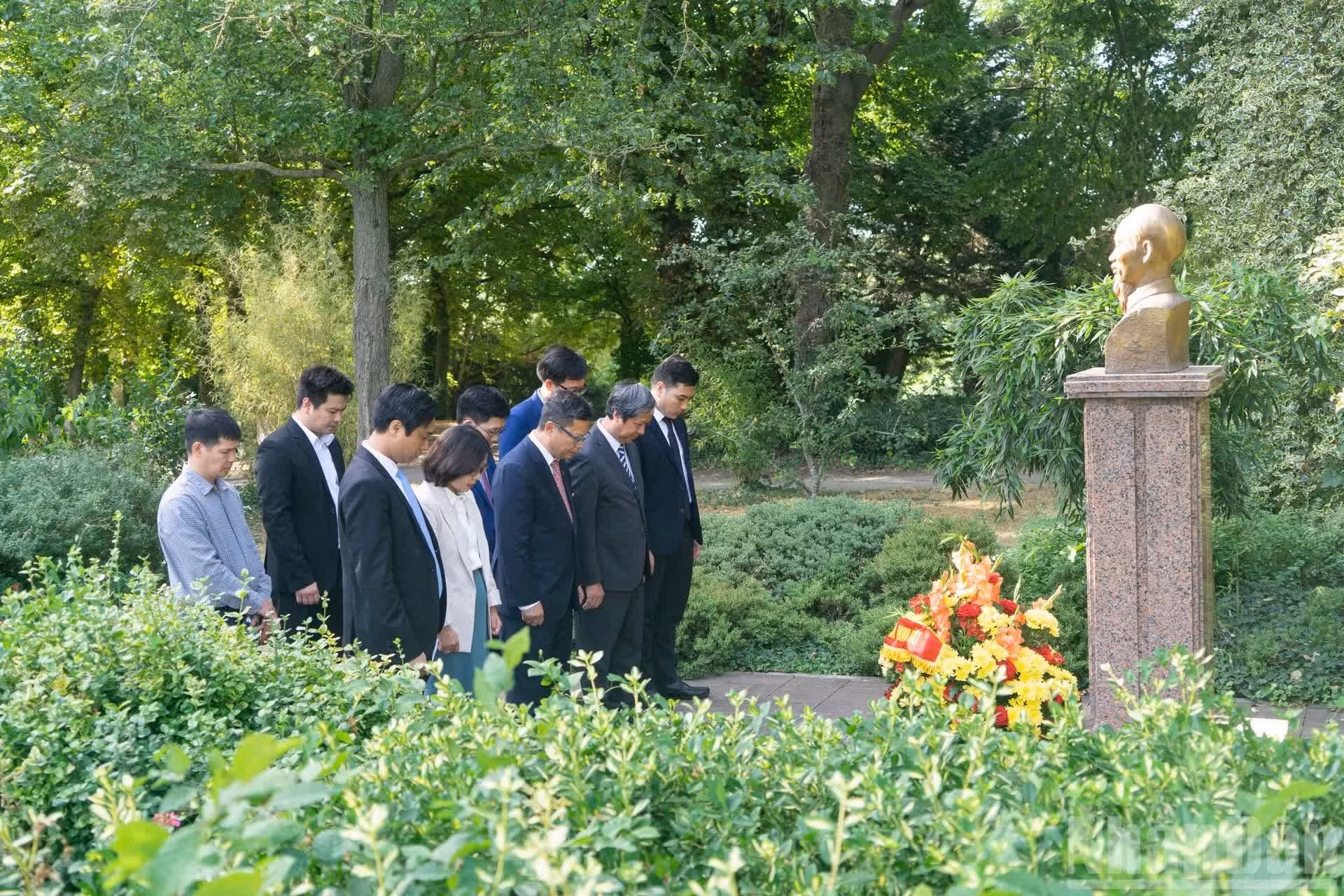 Nguyen Kim Son, miembro del Comité Central del PCV y vicejefe de su Comisión de Políticas y Estrategias, el embajador de Vietnam en Francia, Trinh Duc Hai, y otros integrantes de la delegación guardaron un minuto de silencio en homenaje al Presidente Ho Chi Minh.