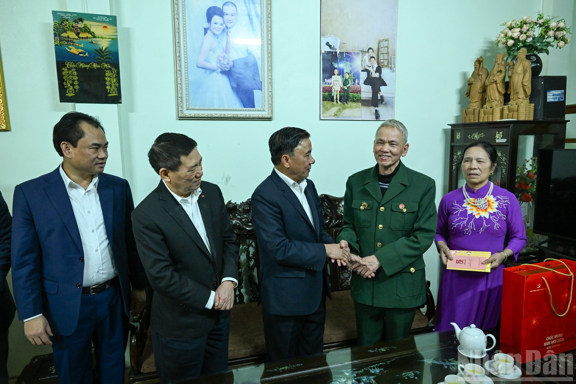 Tran Cam Tu visita y felicita por el Tet a Vu Duc Chon, inválido de guerra de primera categoría, en el barrio de Yen Bai.