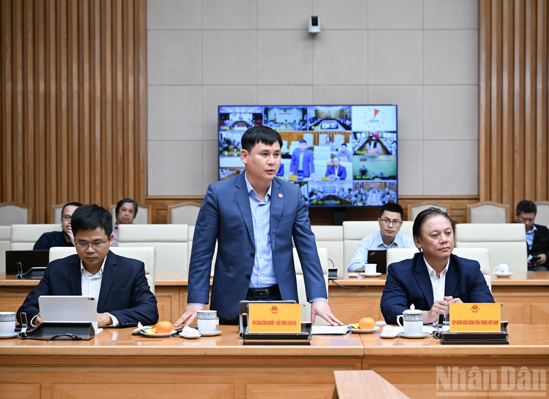 Cao Anh Son, subdirector general del Grupo Industrial y de Telecomunicaciones del Ejército (Viettel), habla en la reunión.