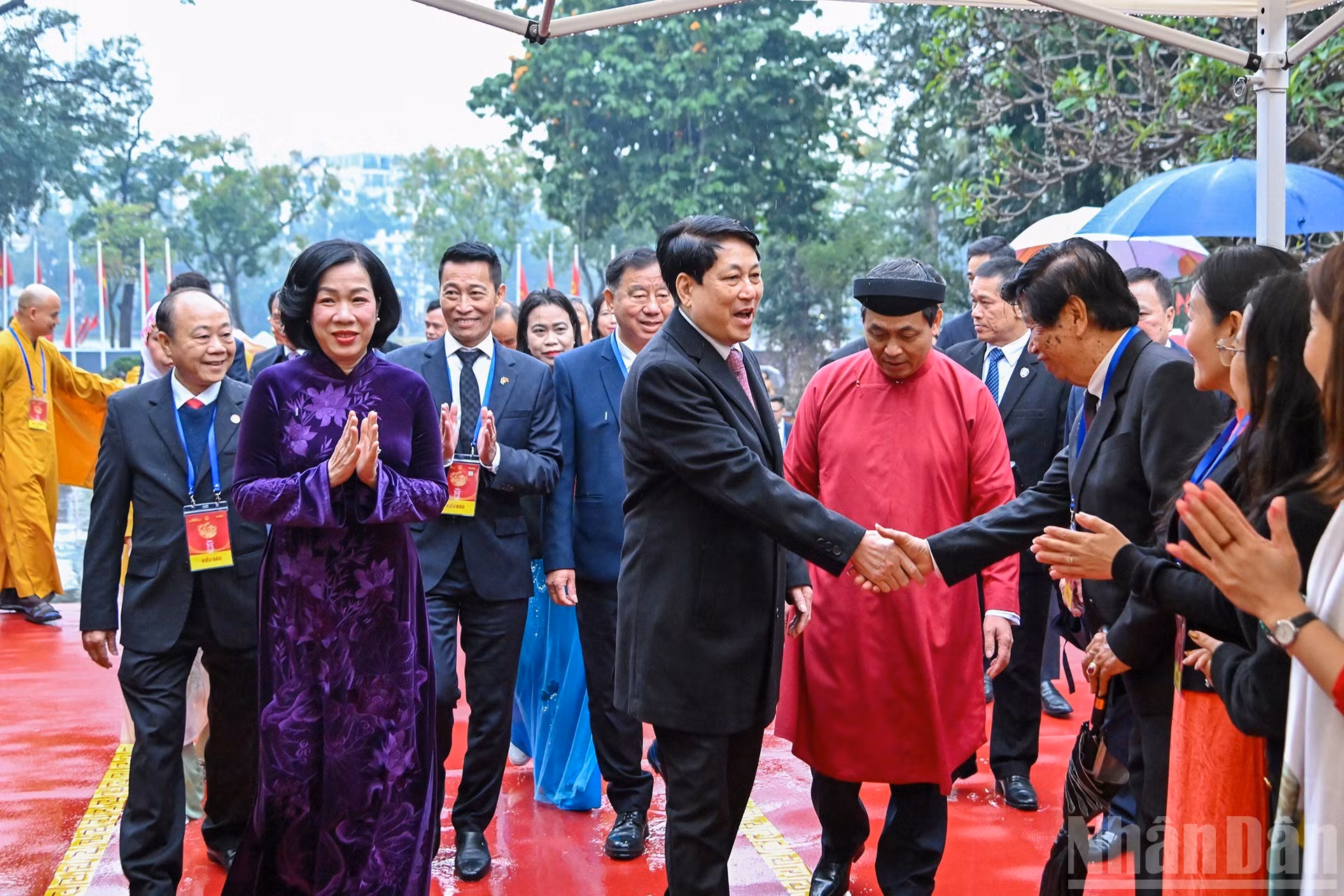 El presidente Luong Cuong y su esposa, Nguyen Thi Minh Nguyet, junto con delegados y compatriotas vietnamitas durante la ceremonia de ofrenda de incienso.