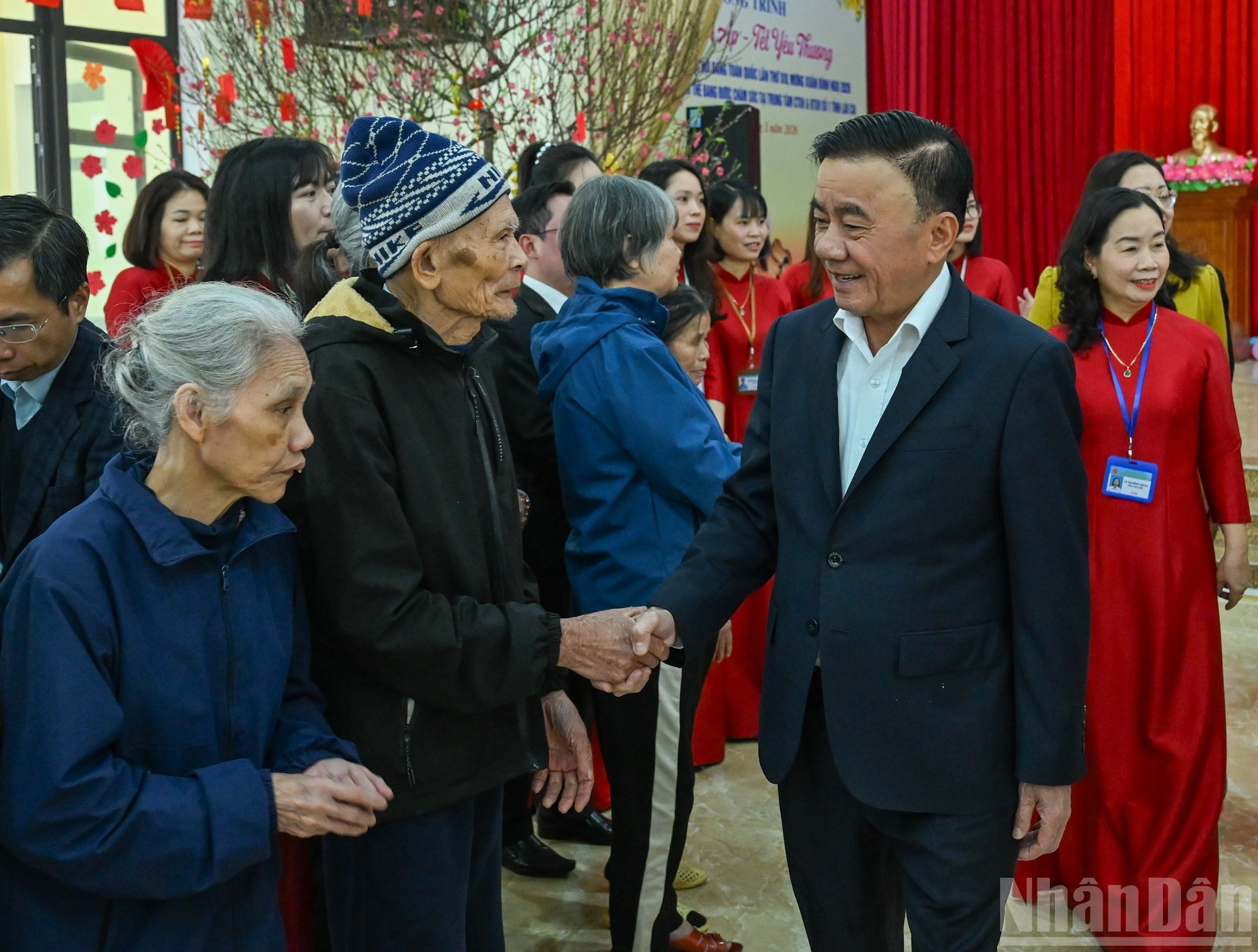 Tran Cam Tu entrega obsequios con motivo del Tet al Centro de Trabajo Social y Protección Social No. 1 de la provincia de Lao Cai.