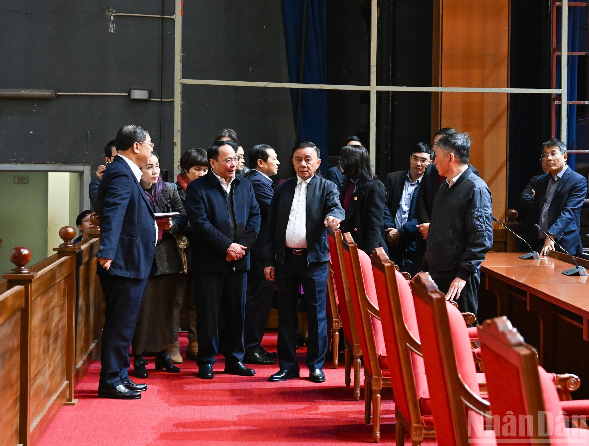 Tran Cam Tu y los delegados inspeccionan el área del auditorio donde se celebrará el Congreso.