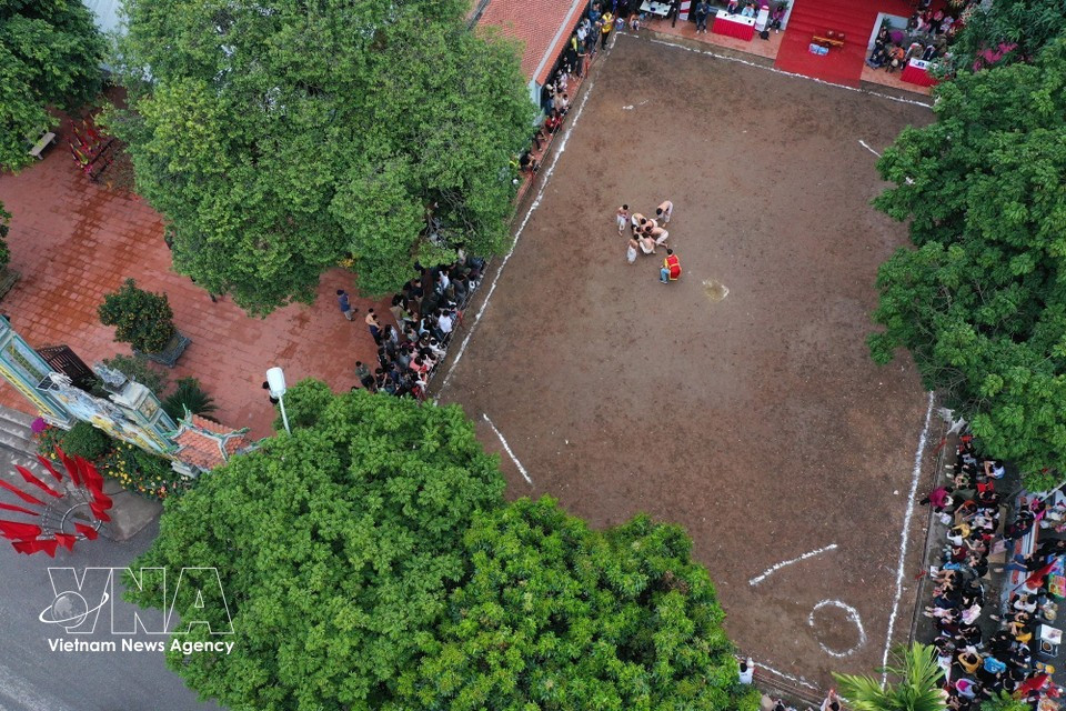 El festival se organiza para conmemorar los méritos de la deidad patrona de la aldea, Linh Lang Dai Vuong, honrar la tradición marcial y preservar la identidad cultural local. (Foto: VNA)