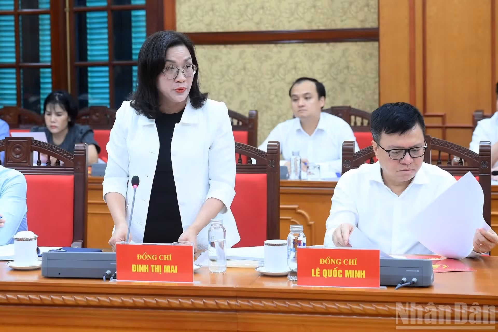 La vicepresidenta de la Comisión de de Propaganda y Movilización de Masas del Comité Central del Partido, Dinh Thi Mai, presenta su informe en la reunión.
