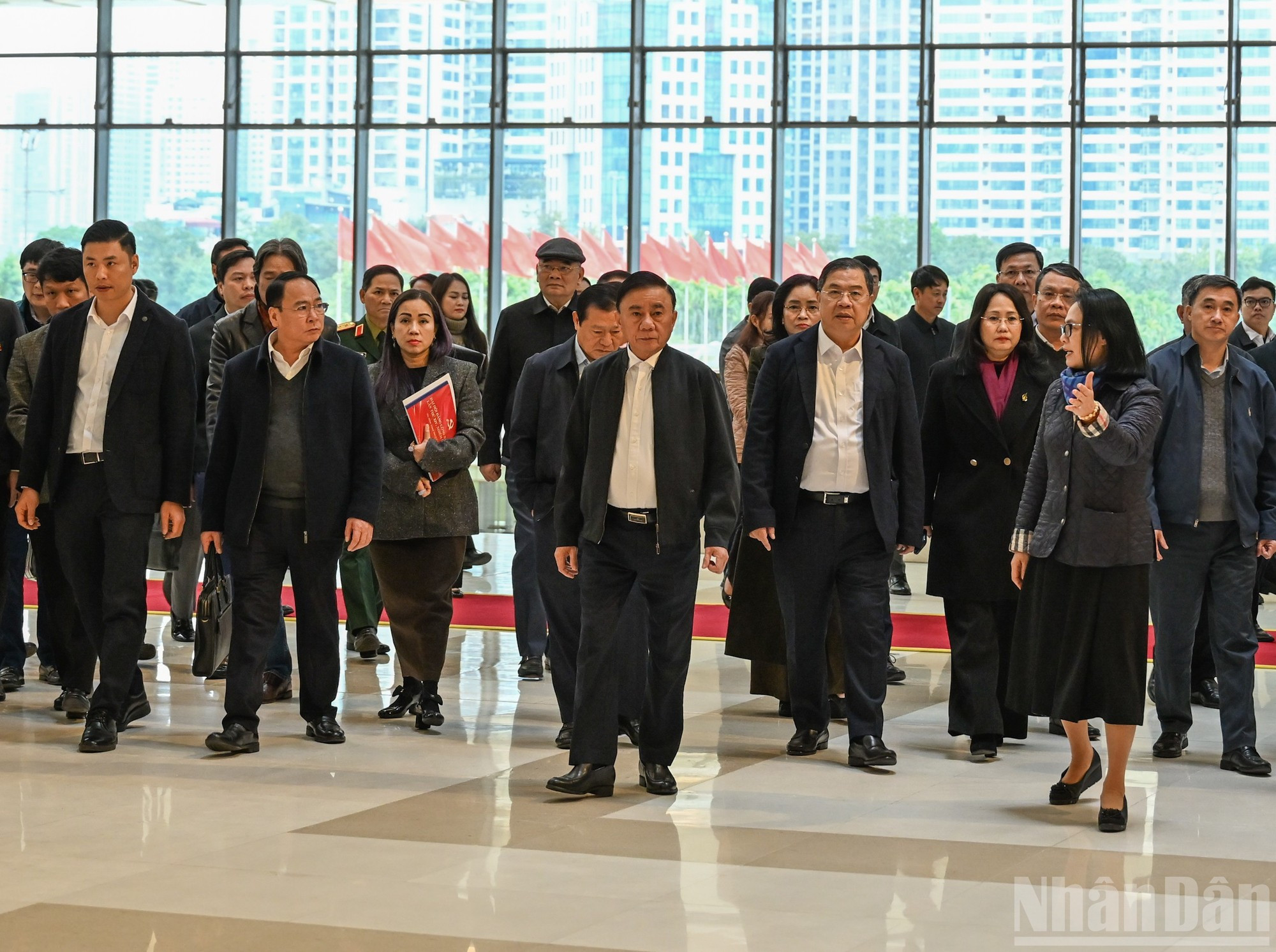 Tran Cam Tu y los delegados revisan los preparativos del XIV Congreso Nacional del PCV en el Centro Nacional de Convenciones.
