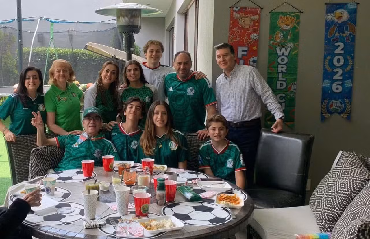 Roxana López (primera a la izquierda) anima a la selección mexicana junto a sus familiares y amigos. Foto: Cortesía del entrevistada.