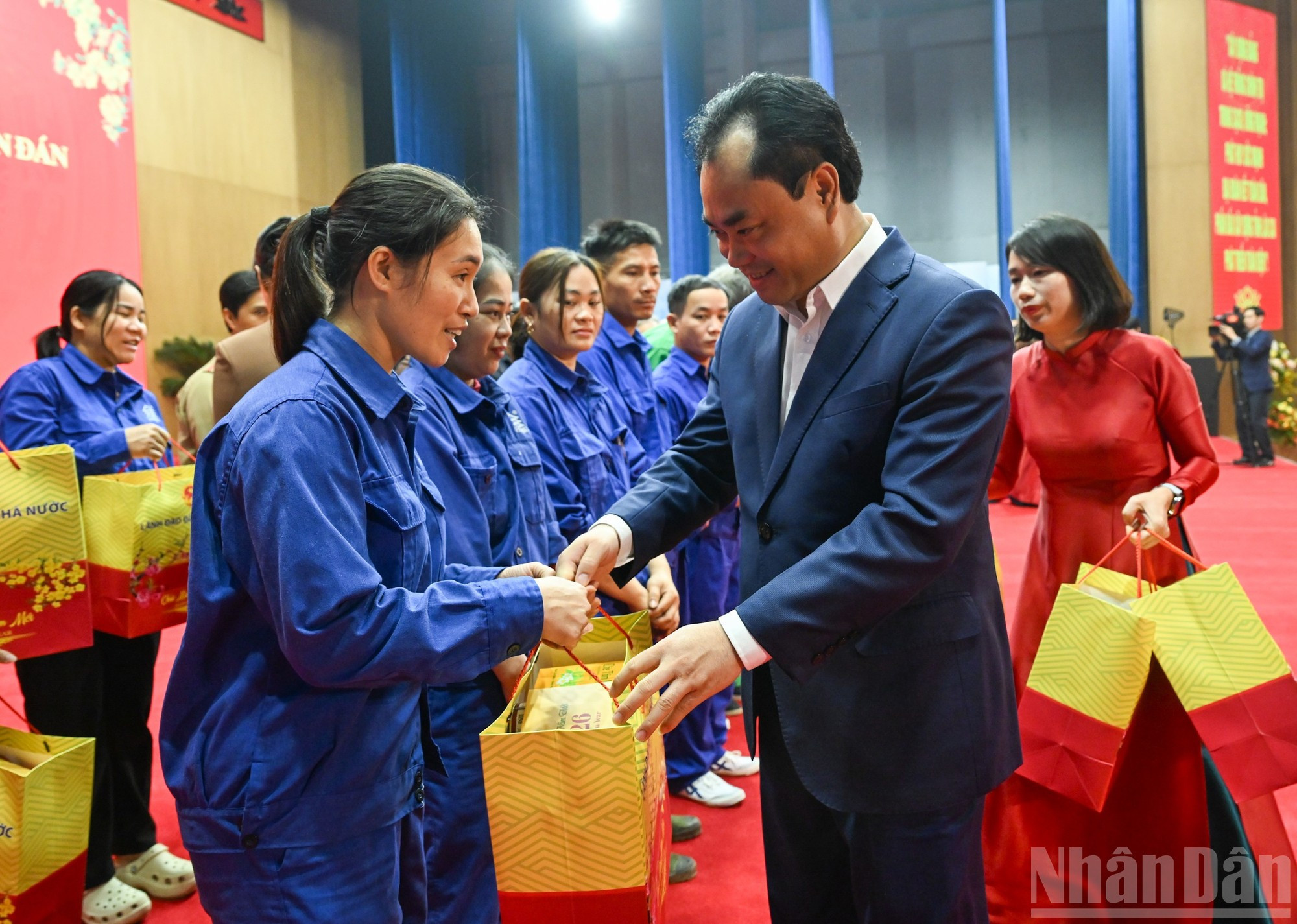 El secretario del Comité del Partido de la provincia de Lao Cai, Trinh Viet Hung, entrega obsequios a familias beneficiarias de políticas sociales, hogares pobres, trabajadores en situación difícil y efectivos de las fuerzas armadas de Lao Cai.