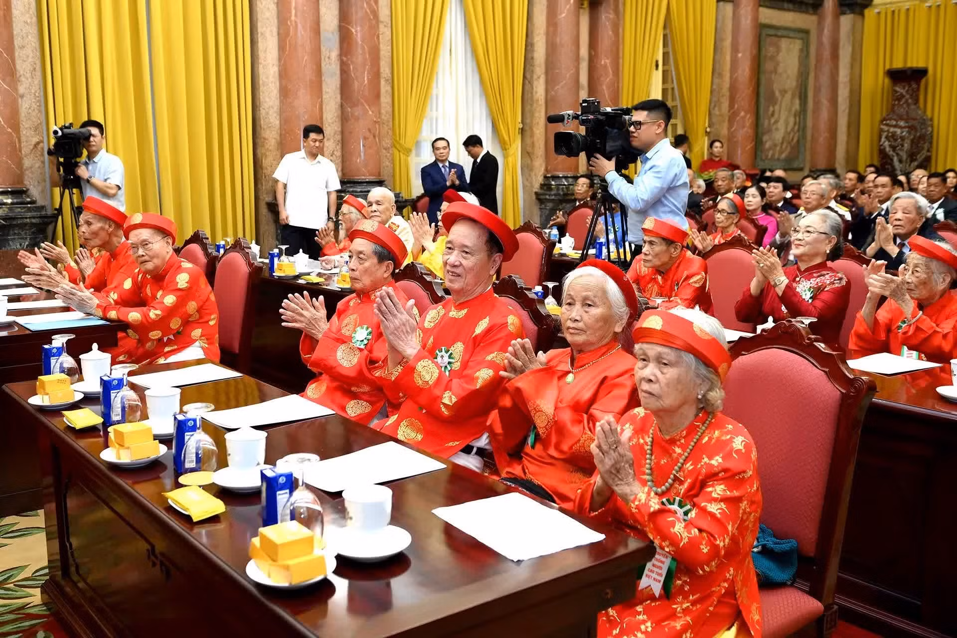 Los delegados asisten al evento.