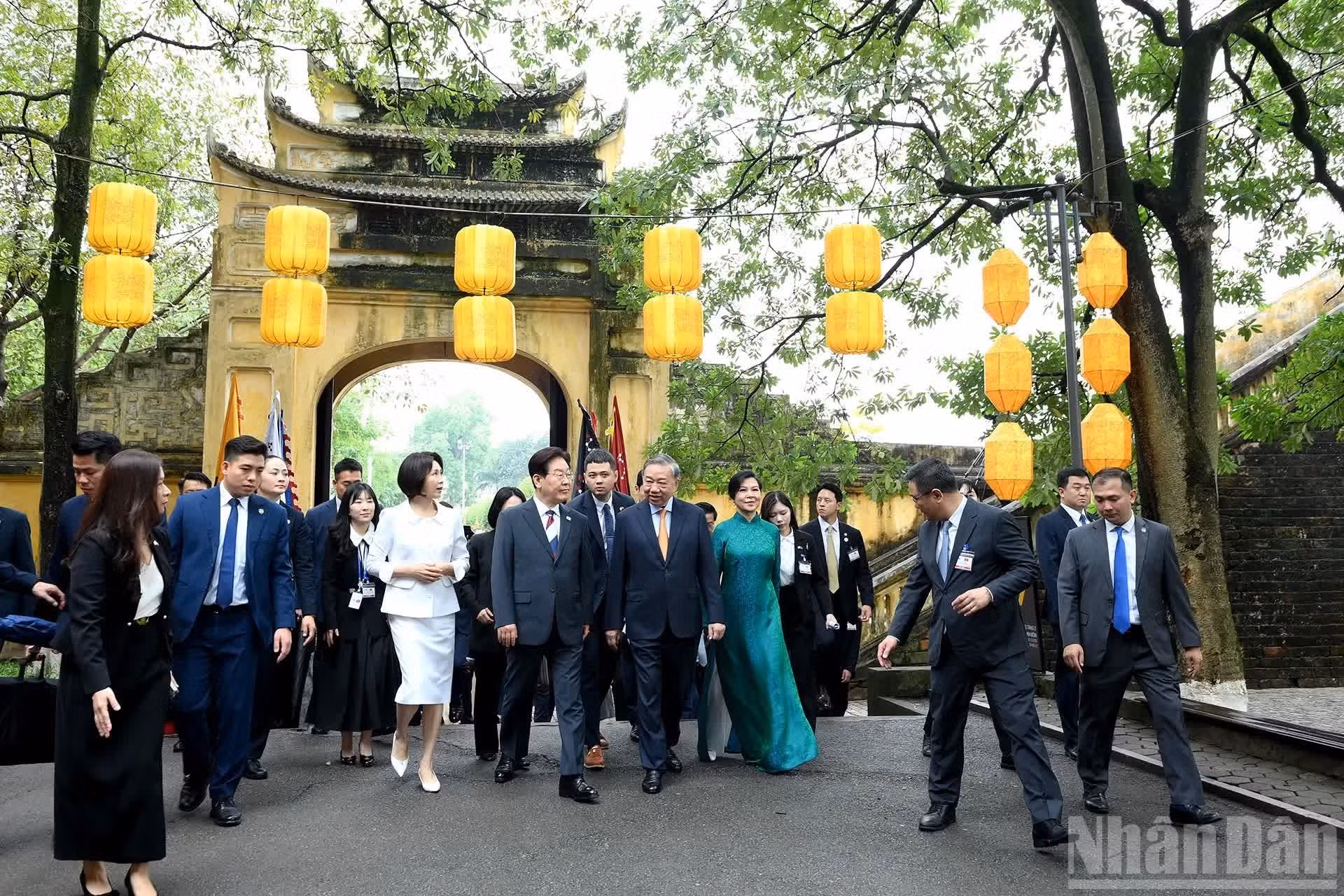 El secretario general del PCV y presidente de Vietnam, To Lam, y su esposa Ngo Phuong Ly, junto con el presidente de Corea del Sur, Lee Jae Myung, y su esposa Kim Hye Kyung, recorren la Ciudadela Imperial de Thang Long..