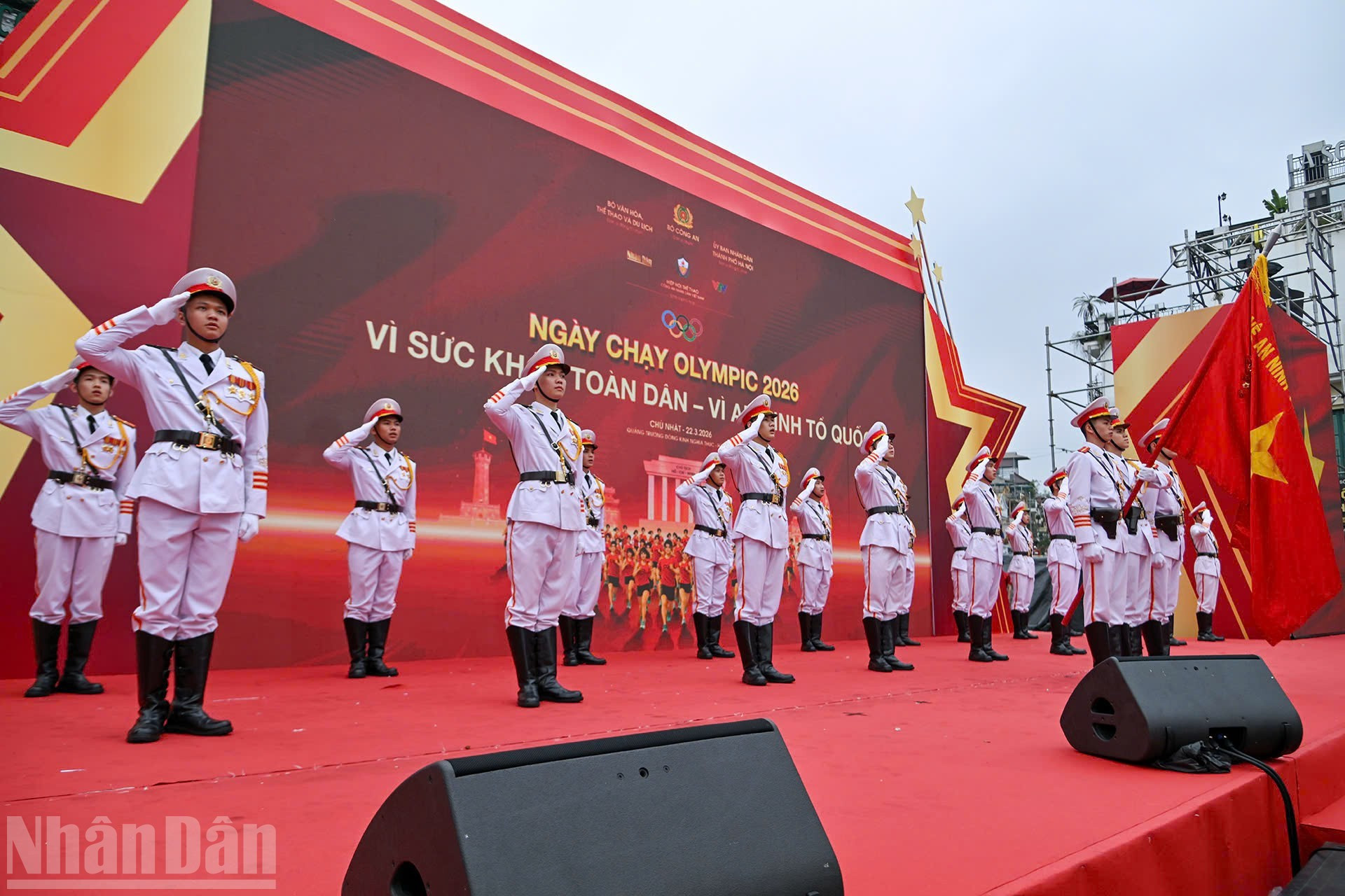Ceremonia de saludo a la bandera nacional en el evento.