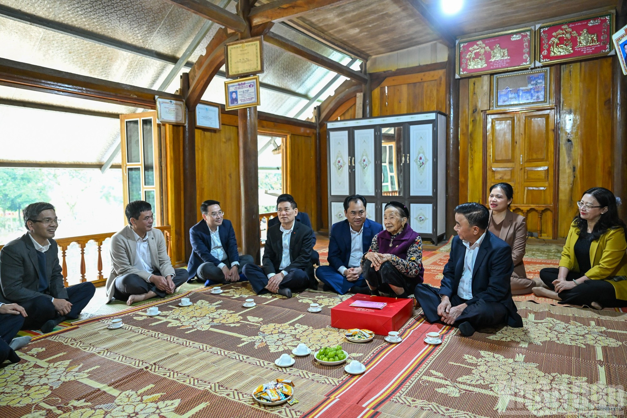 El miembro permanente del Secretariado del Comité Central del PCV, Tran Cam Tu, y la delegación que lo acompaña visitan a la Madre Heroica de Vietnam Ha Thi Hao, en la comuna de Quy Mong.