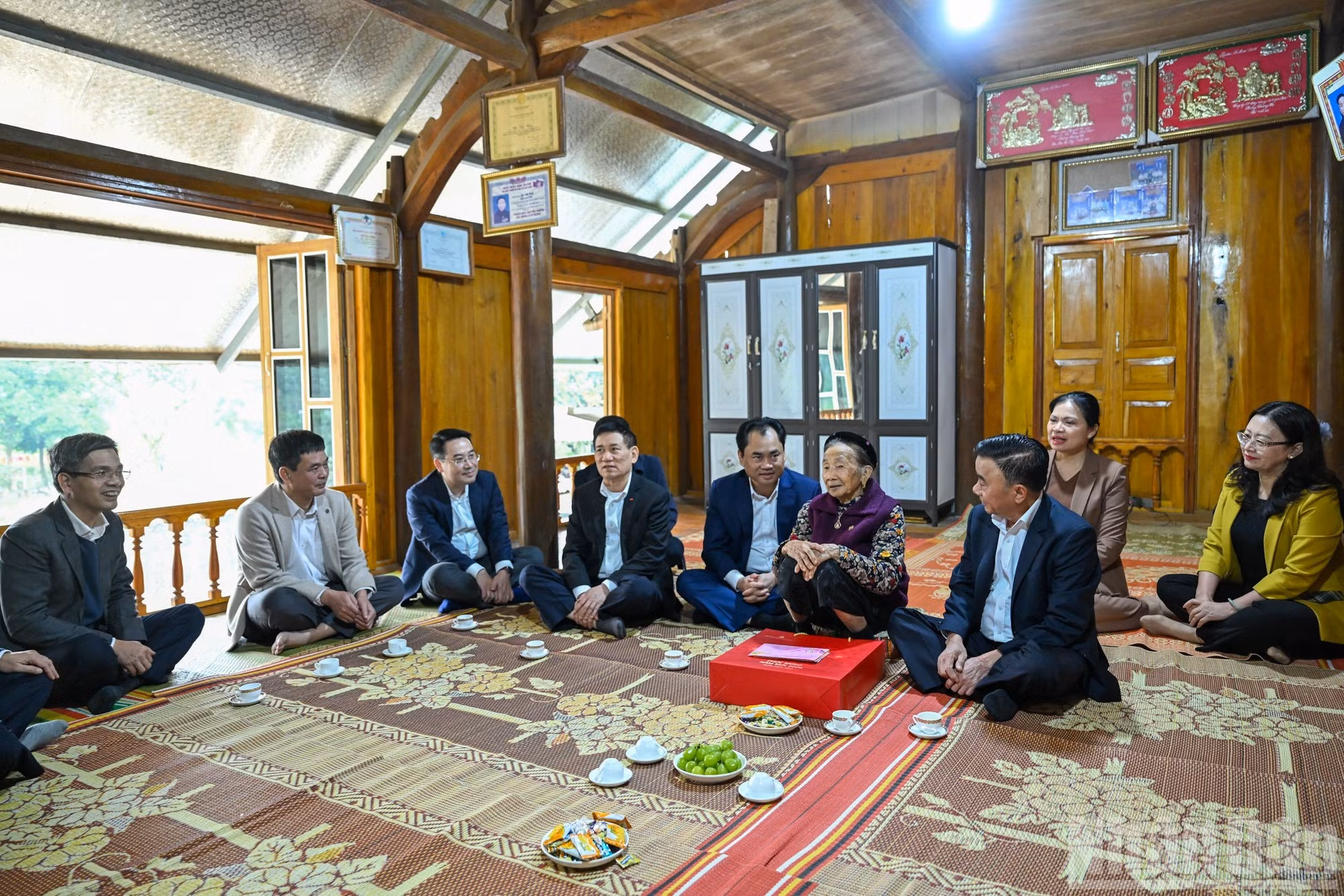 El miembro permanente del Secretariado del Comité Central del PCV, Tran Cam Tu, y la delegación que lo acompaña visitan a la Madre Heroica de Vietnam Ha Thi Hao, en la comuna de Quy Mong.