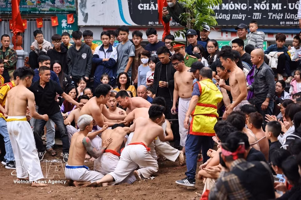 Los espectadores observaban con atención cada momento de agarre de pelota en la casa comunal de Thuy Linh. (Foto: VNA)