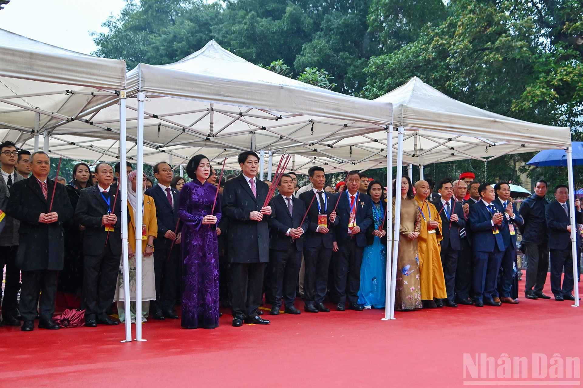 El presidente Luong Cuong y su esposa, Nguyen Thi Minh Nguyet, junto con delegados y compatriotas vietnamitas, ofrecieron inciensos en el Monumento al Rey Ly Thai To.