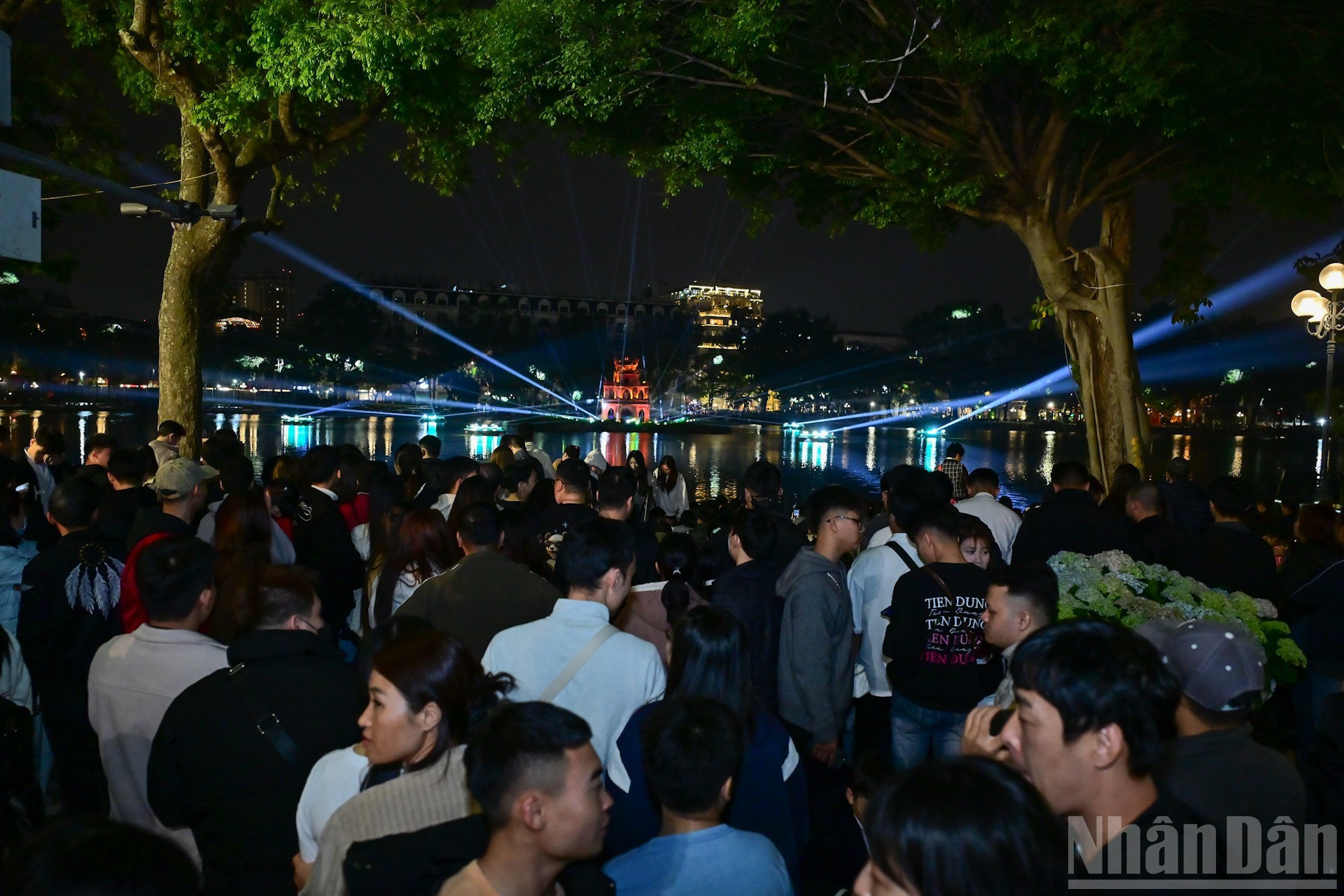 Mucha gente se congrega junto al lago Hoan Kiem para dar la bienvenida al Año Nuevo.