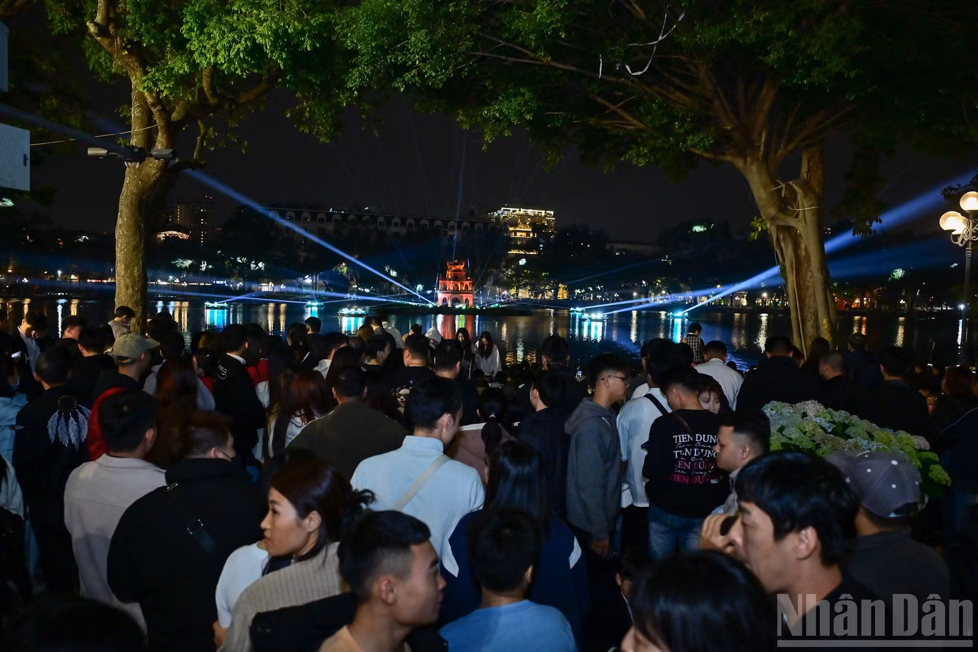 Mucha gente se congrega junto al lago Hoan Kiem para dar la bienvenida al Año Nuevo.