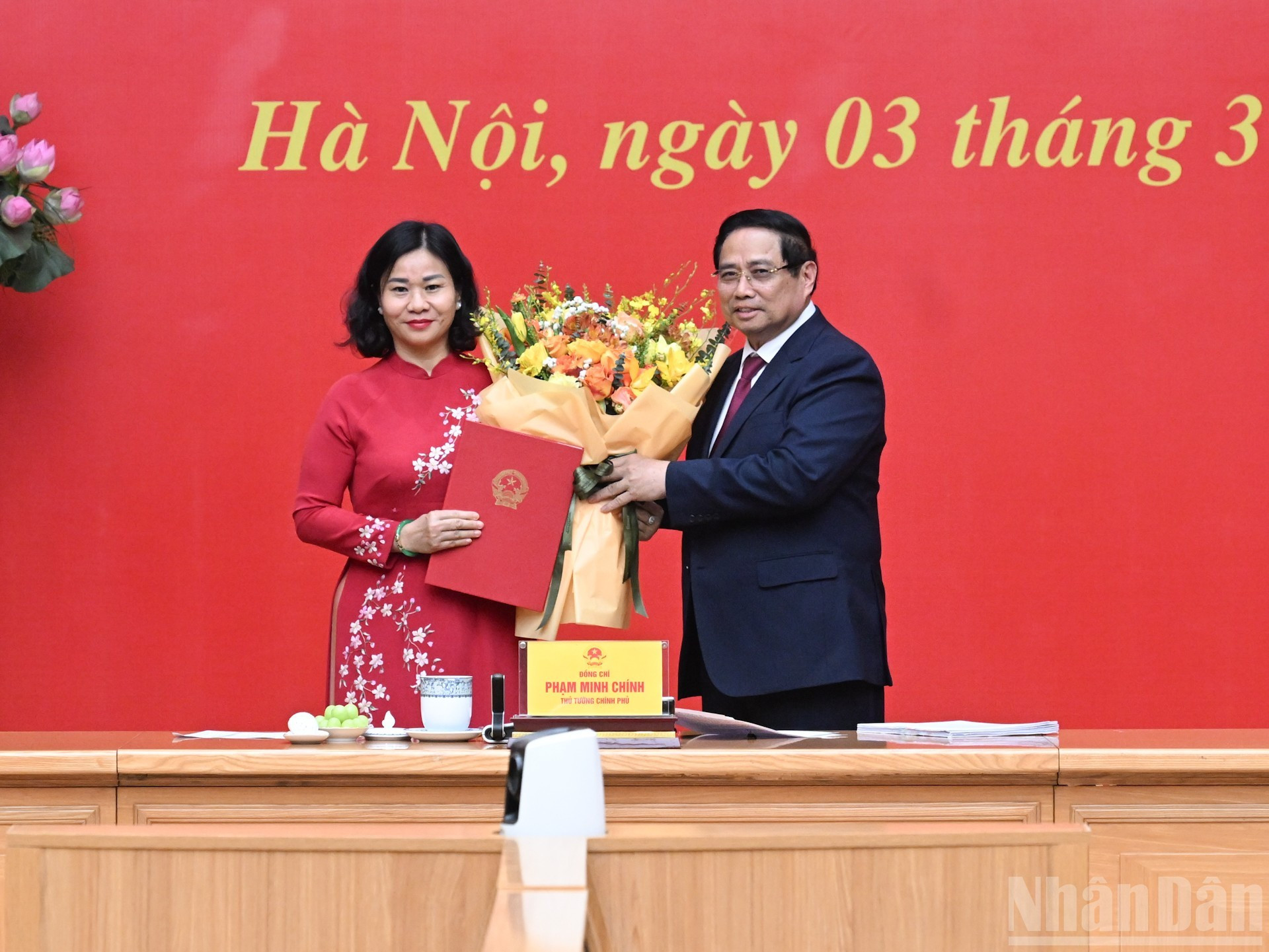 El primer ministro Pham Minh Chinh entrega la decisión de asignación del Buró Político a la camarada Nguyen Thi Tuyen.