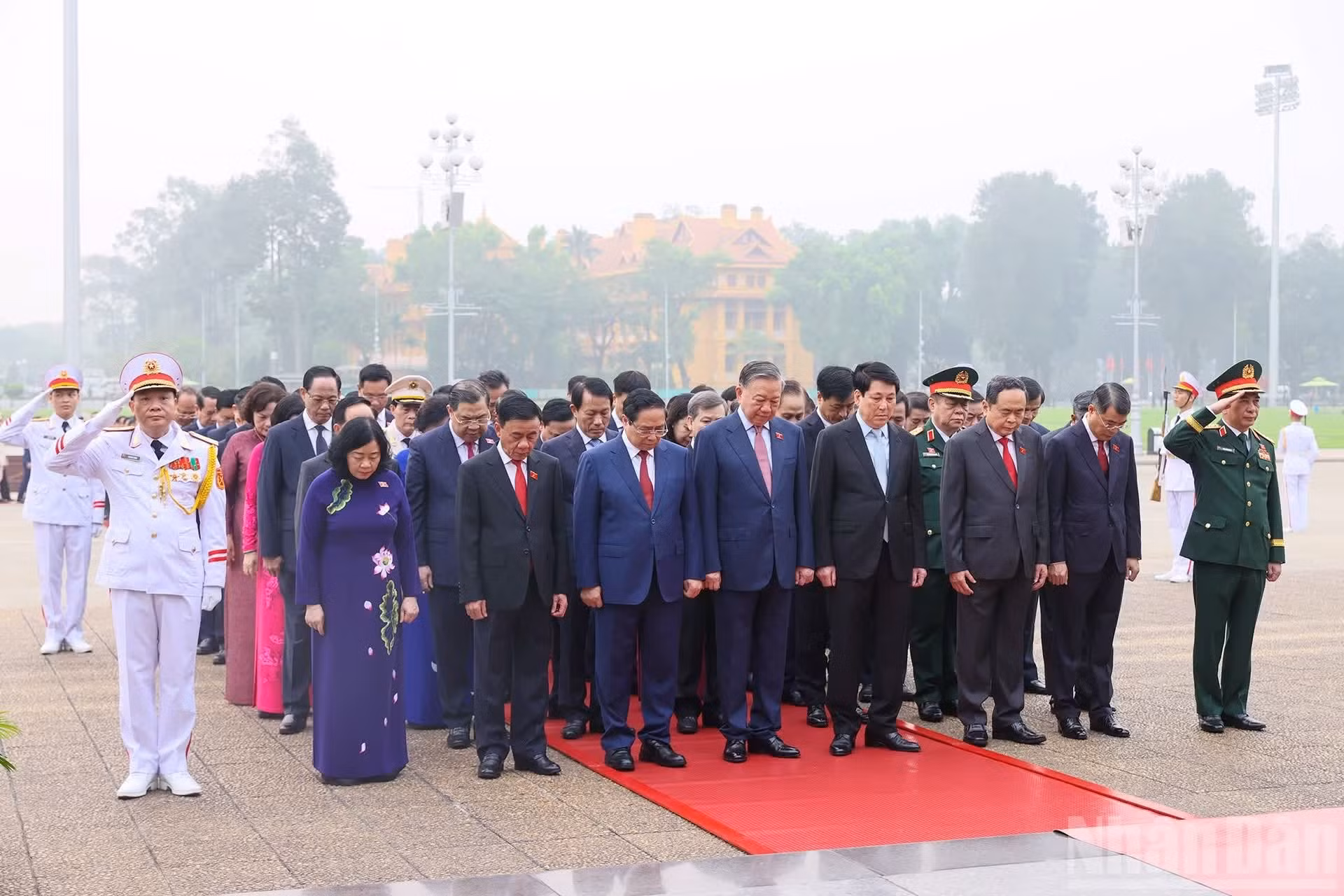 El secretario general del PCV, To Lam; el presidente Luong Cuong; el primer ministro Pham Minh Chinh; el presidente de la Asamblea Nacional, Tran Thanh Man; y otros líderes del Partido y del Estado en la ceremonia.