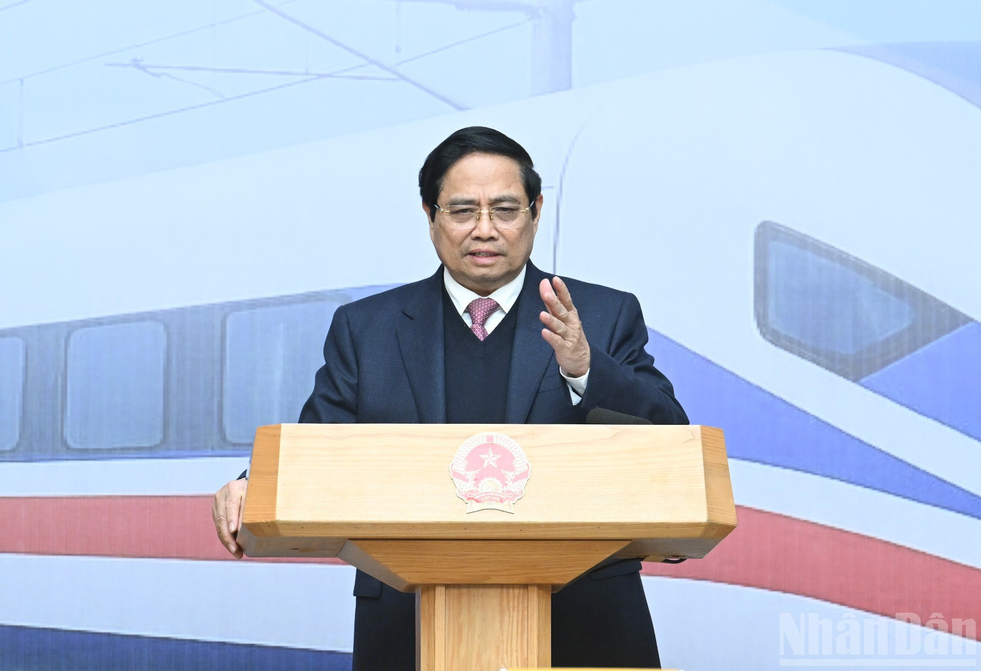 El primer ministro Pham Minh Chinh pronuncia un discurso en la reunión.