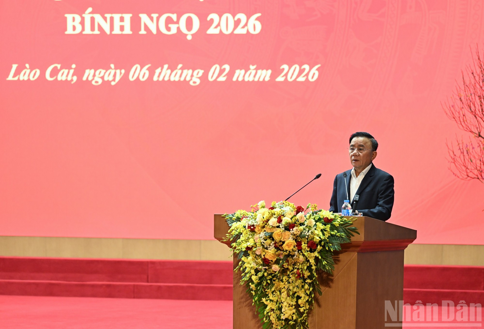 Tran Cam Tu felicita por el Tet a las familias beneficiarias de políticas sociales, hogares pobres, trabajadores en situación difícil y oficiales y soldados de las fuerzas armadas de Lao Cai.