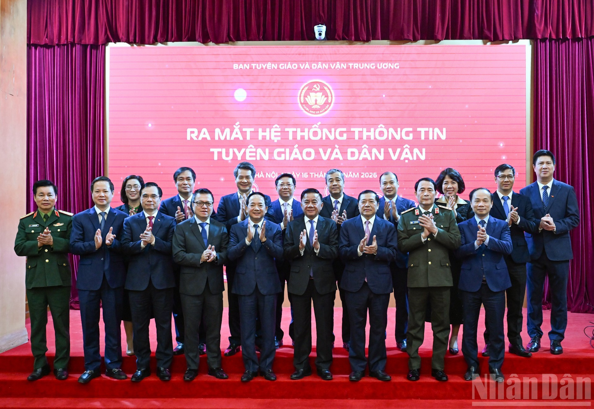 El miembro del Buró Político y permanente del Secretariado del Comité Central del PCV, Tran Cam Tu, y los delegados en el acto.