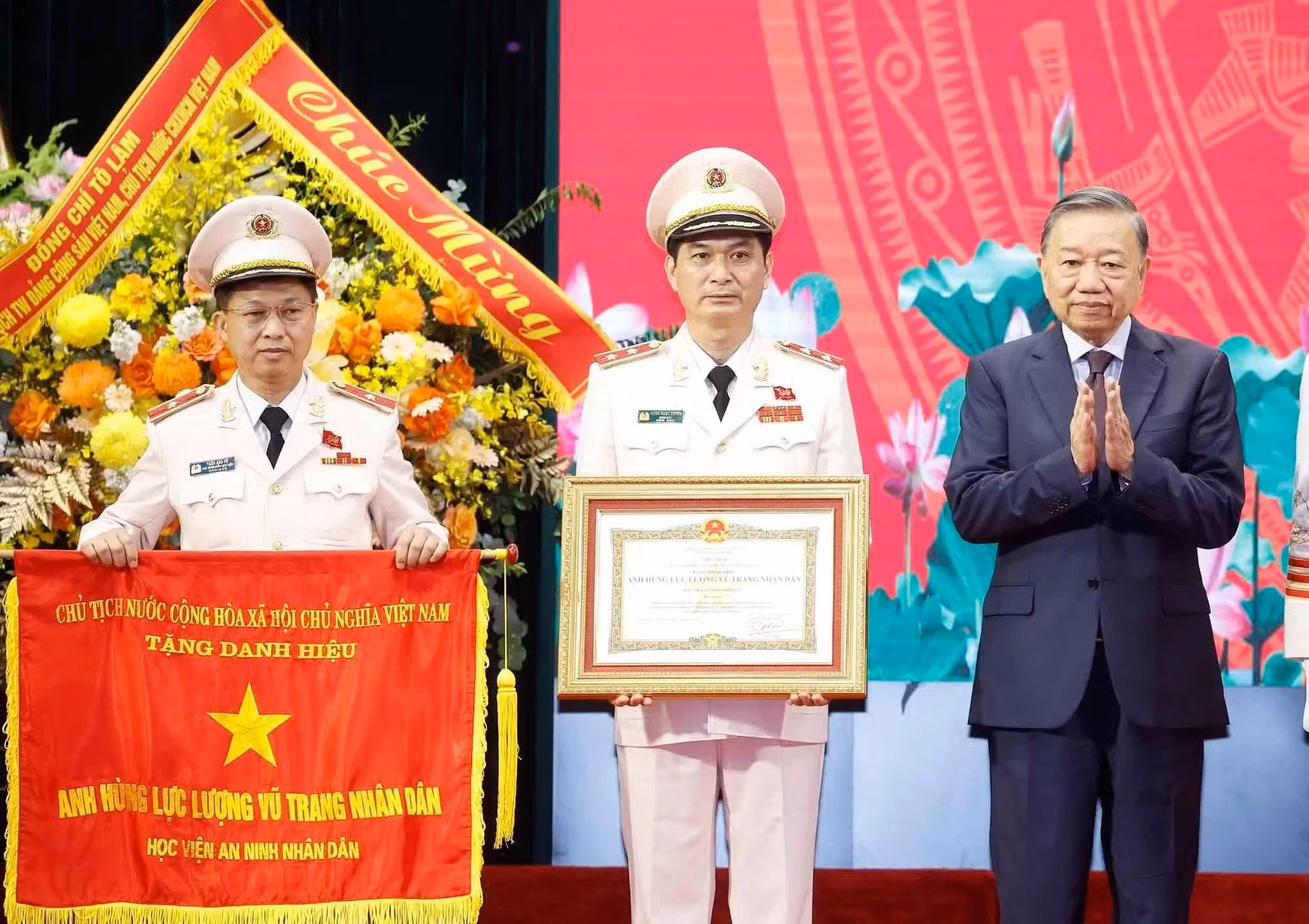 El secretario general del PCV y presidente del Estado, To Lam, entrega el título de Héroe de las Fuerzas Armadas Populares a la Academia de Seguridad Popular.