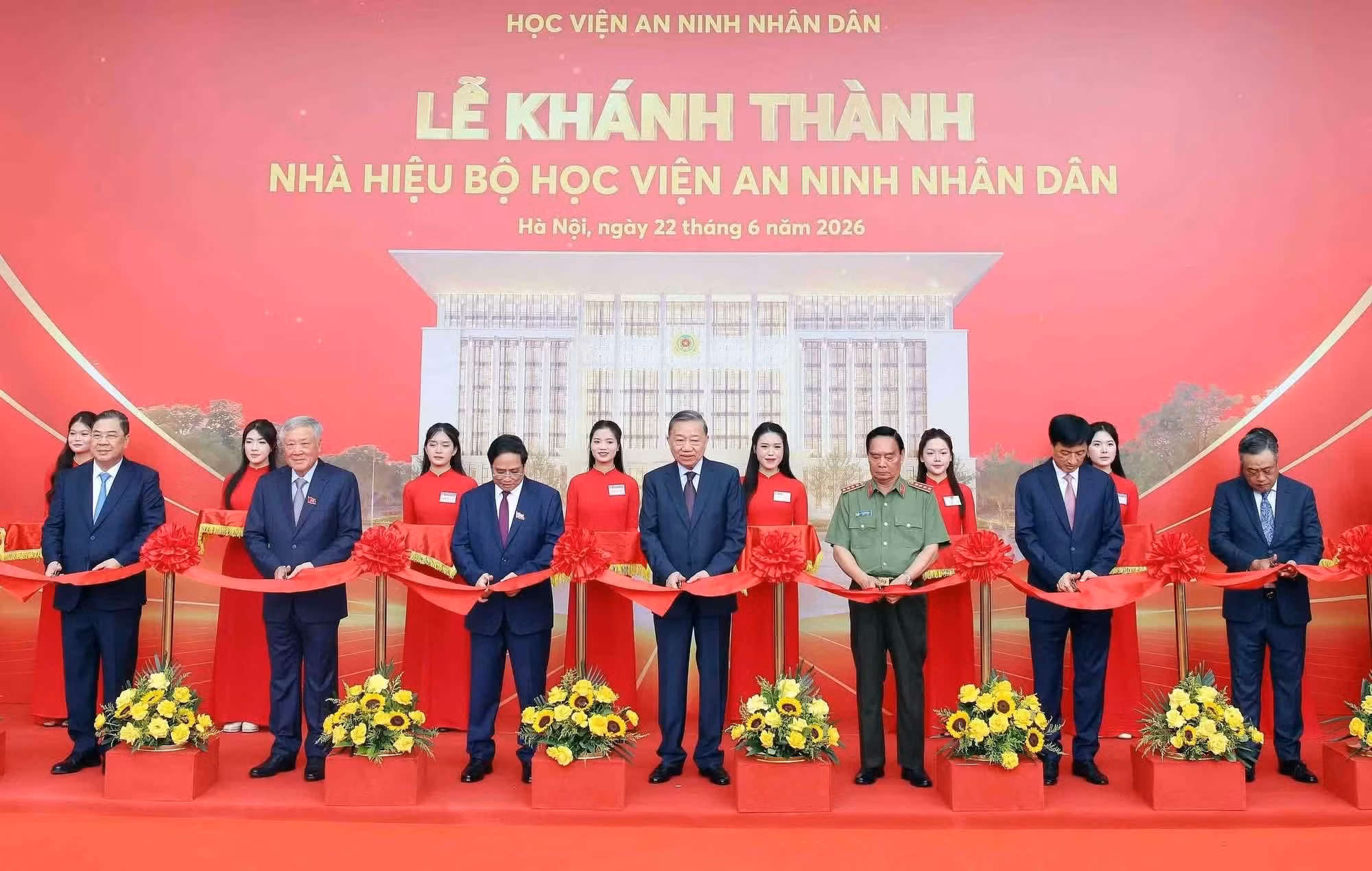 El secretario general del PCV y presidente del Estado, To Lam, junto con los delegados, participa en la ceremonia de inauguración del edificio administrativo de la Academia de Seguridad Popular.