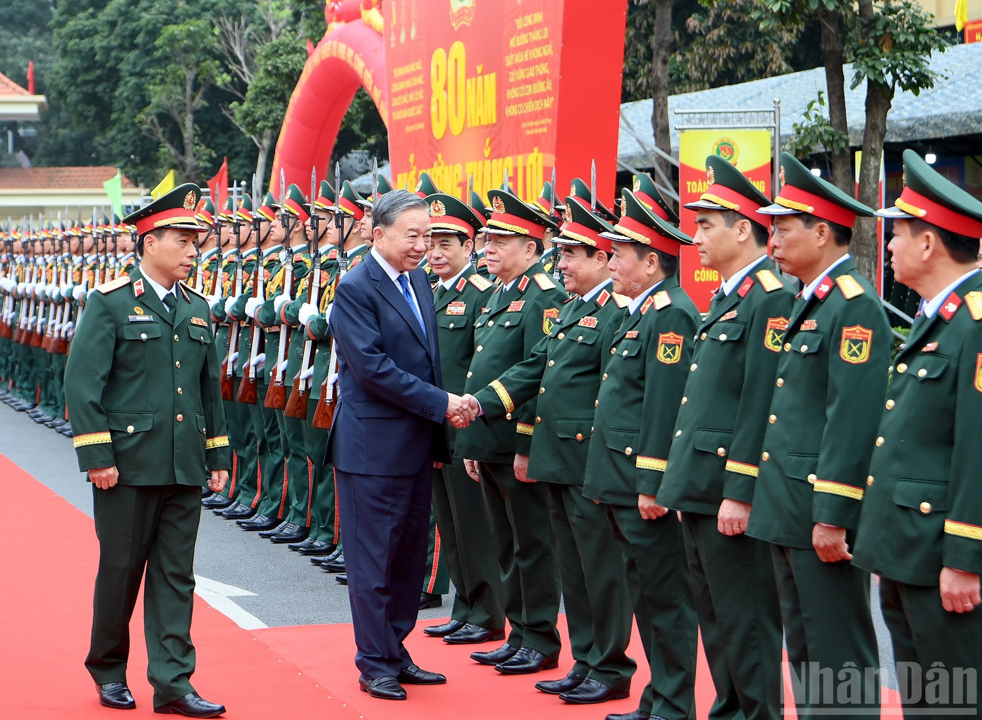 El líder partidista, junto con dirigentes del Ministerio de Defensa y del Cuerpo de Ingenieros.
