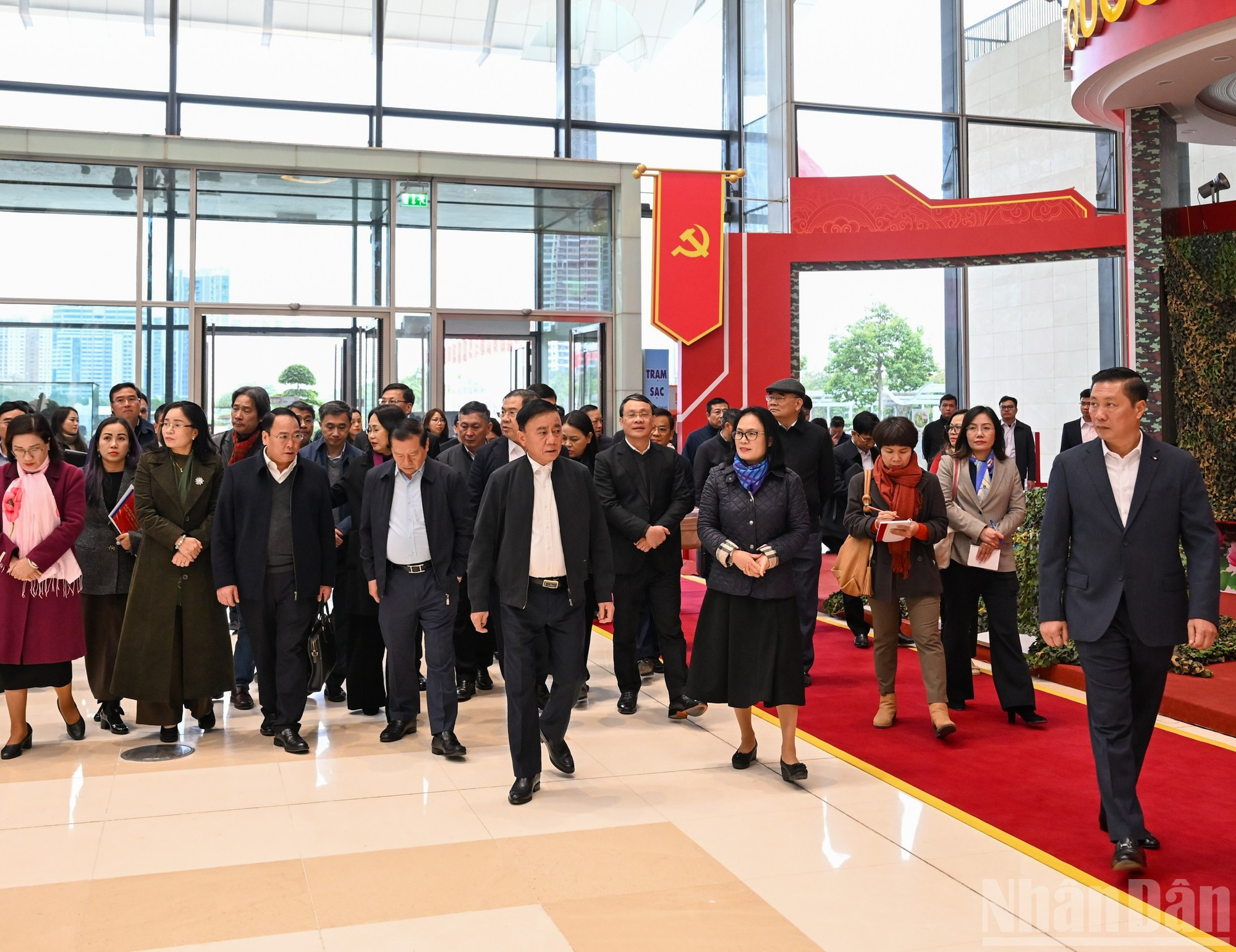 Tran Cam Tu y los delegados inspeccionan los preparativos del XIV Congreso Nacional del PCV en el Centro Nacional de Convenciones.
