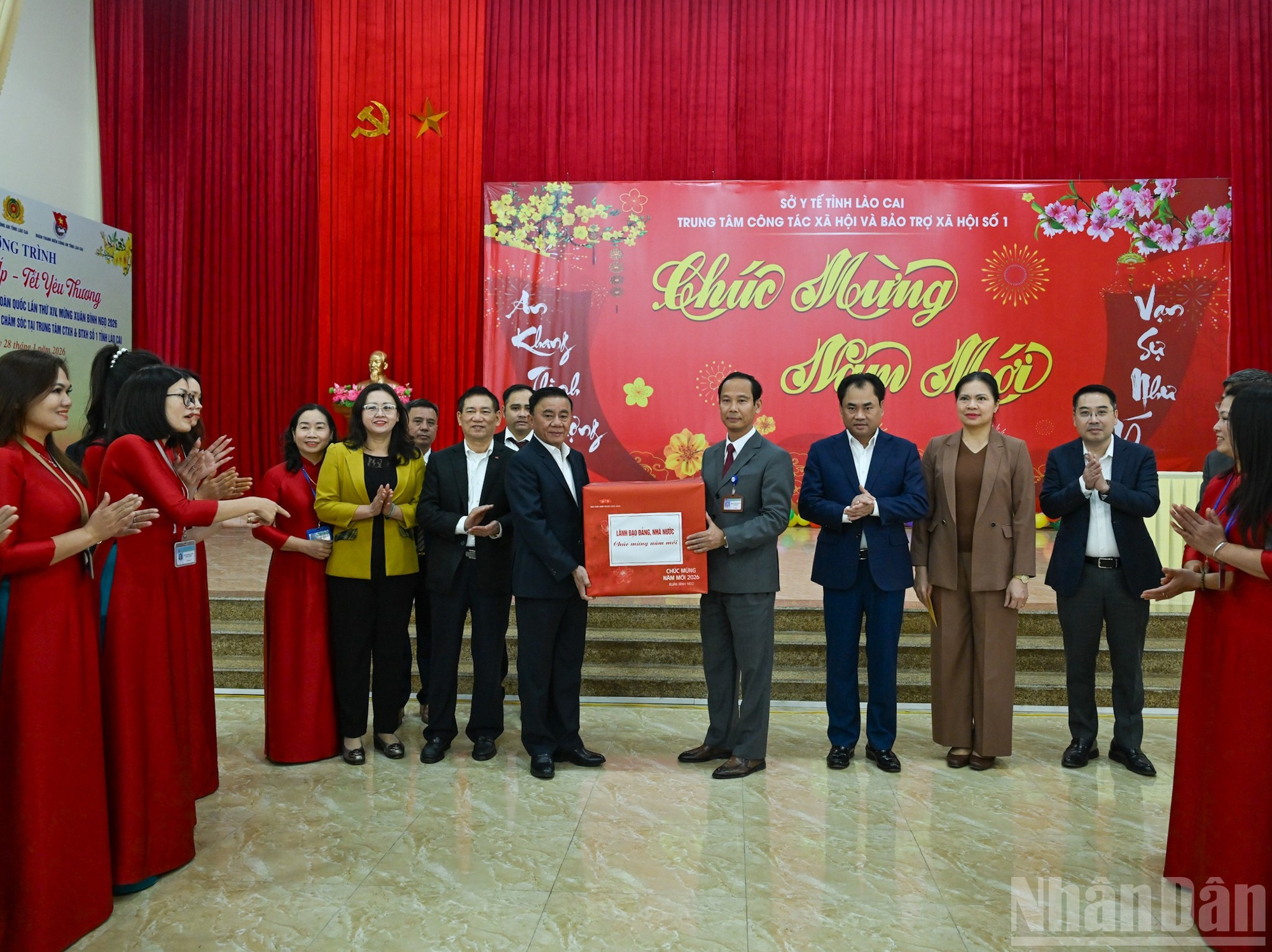 Tran Cam Tu entrega obsequios con motivo del Tet al Centro de Trabajo Social y Protección Social No. 1 de la provincia de Lao Cai.