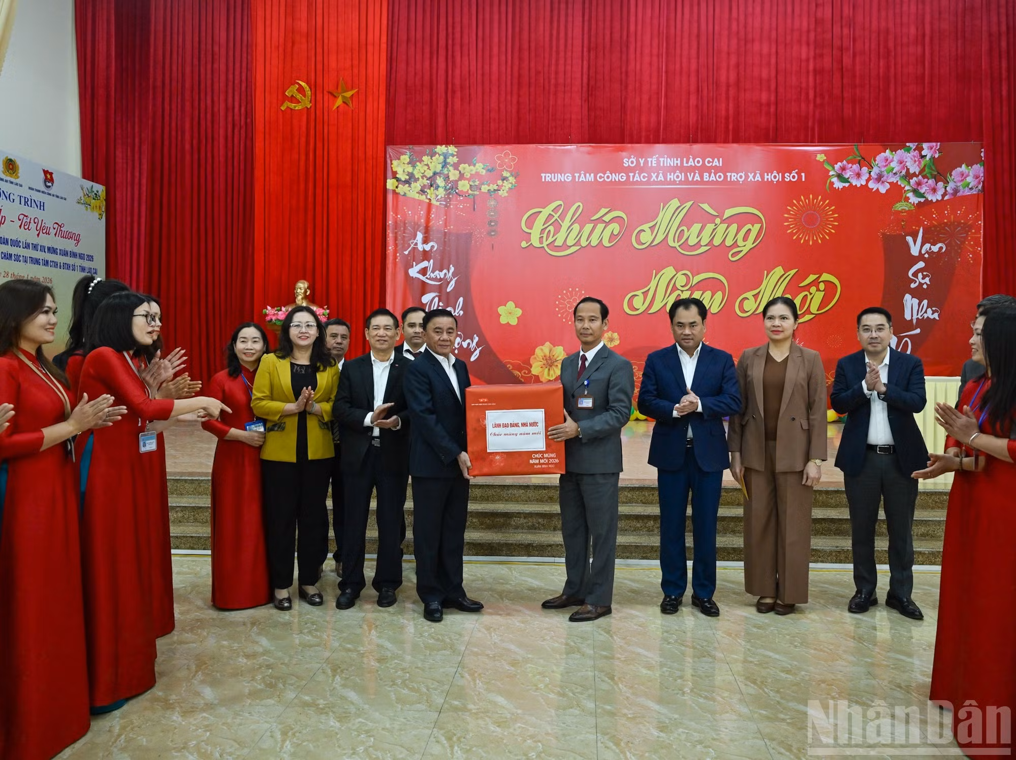 Tran Cam Tu entrega obsequios con motivo del Tet al Centro de Trabajo Social y Protección Social No. 1 de la provincia de Lao Cai.