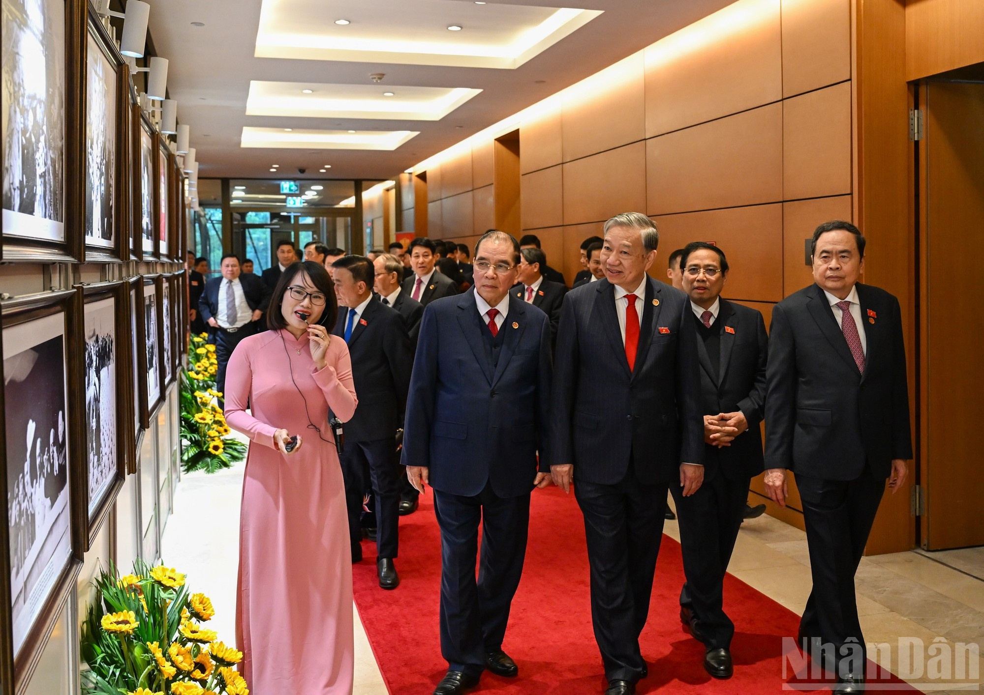 El secretario general del PCV, To Lam, junto con dirigentes y exlíderes del Partido y del Estado, visita la exposición.