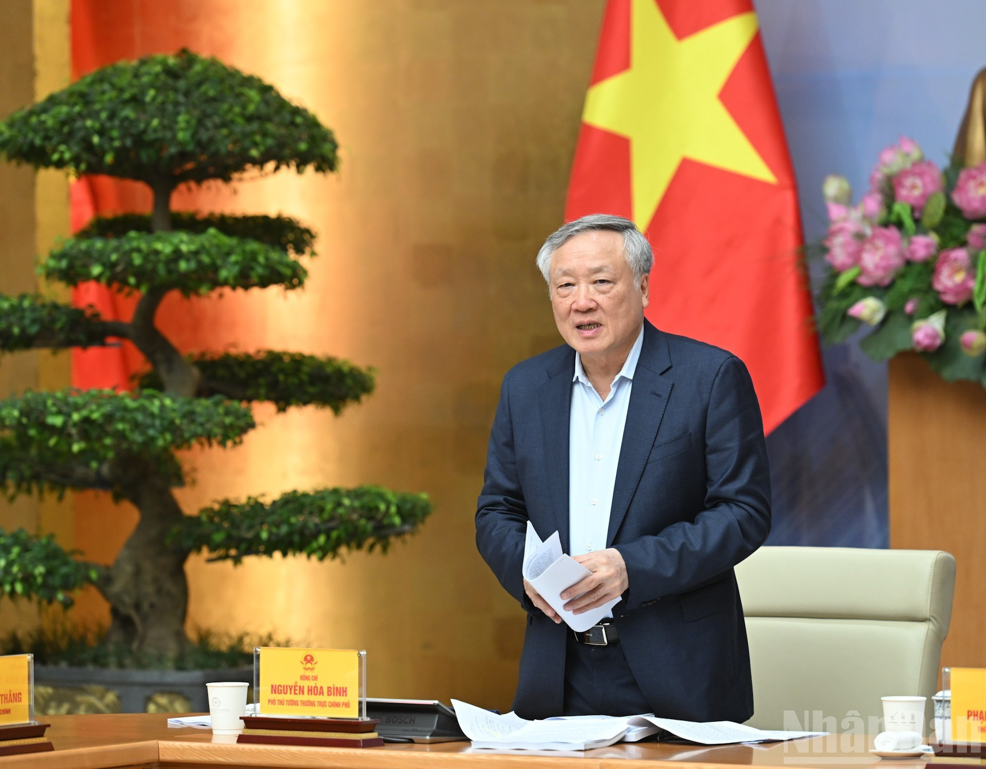 El vice primer ministro permanente Nguyen Hoa Binh interviene en la reunión.